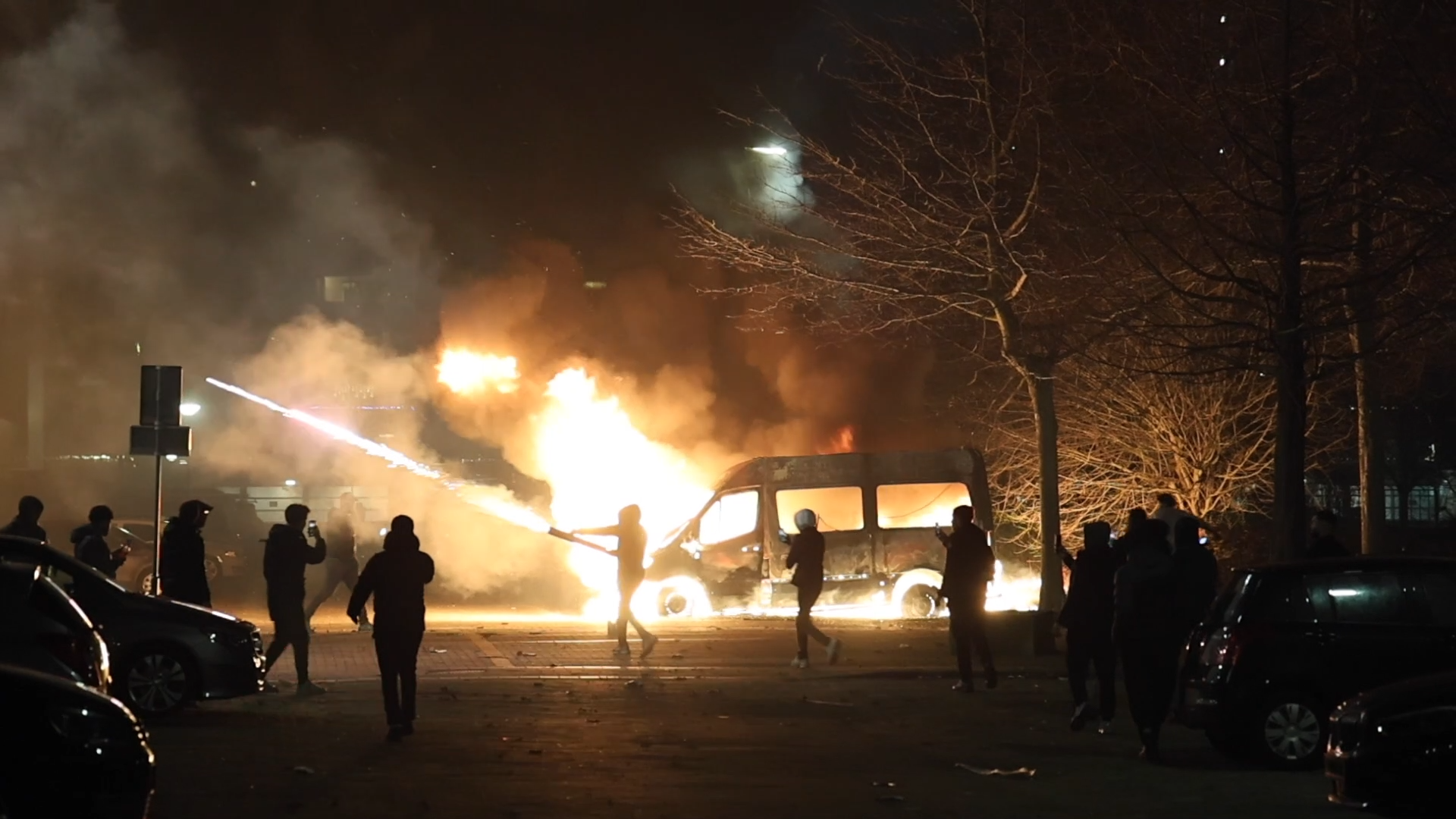 [VIDEO] Brandweer trekt zich noodgedwongen terug uit wat lijkt op ‘oorlogsgebied’ aan Prins Johan Frisolaan