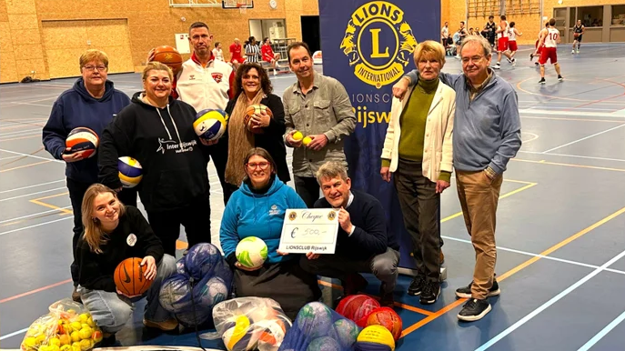 Sportieve steun voor Don Bosco-jeugd, cheque uitgereikt