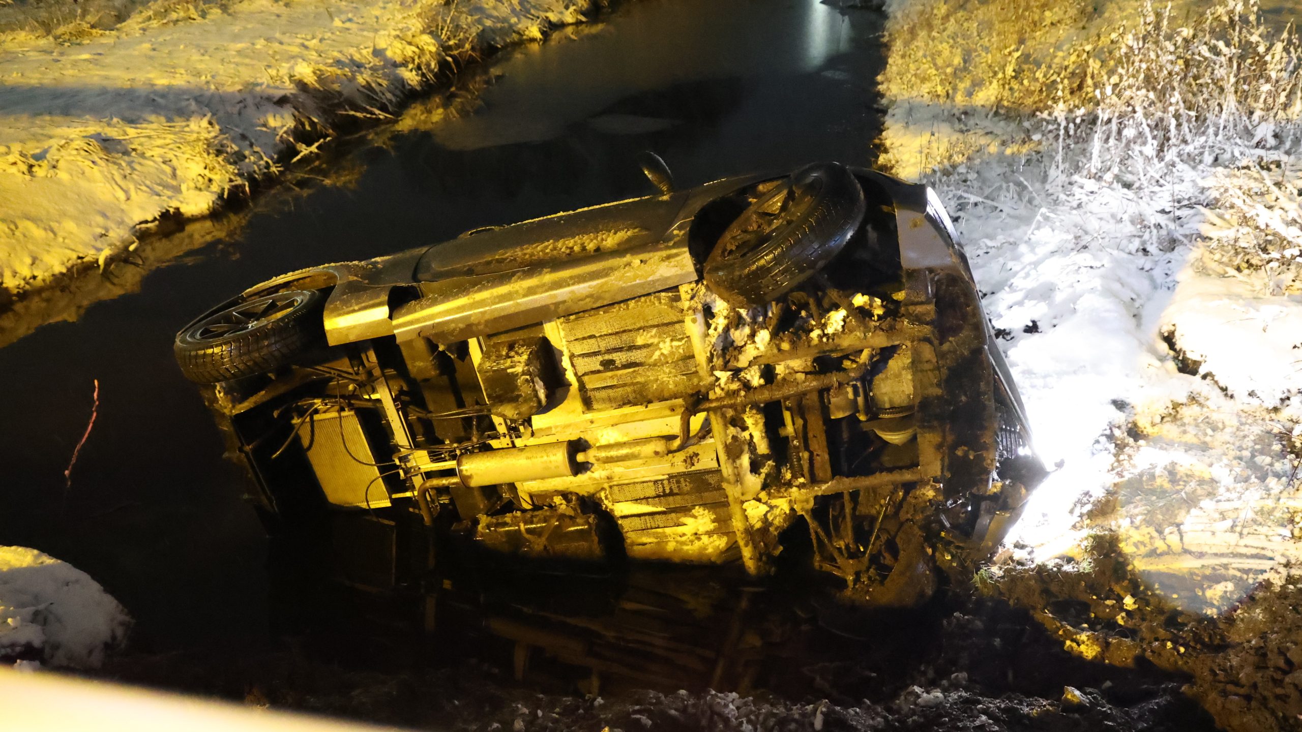 Brommobiel te water aan het Veld van Noorthey in Leidschendam