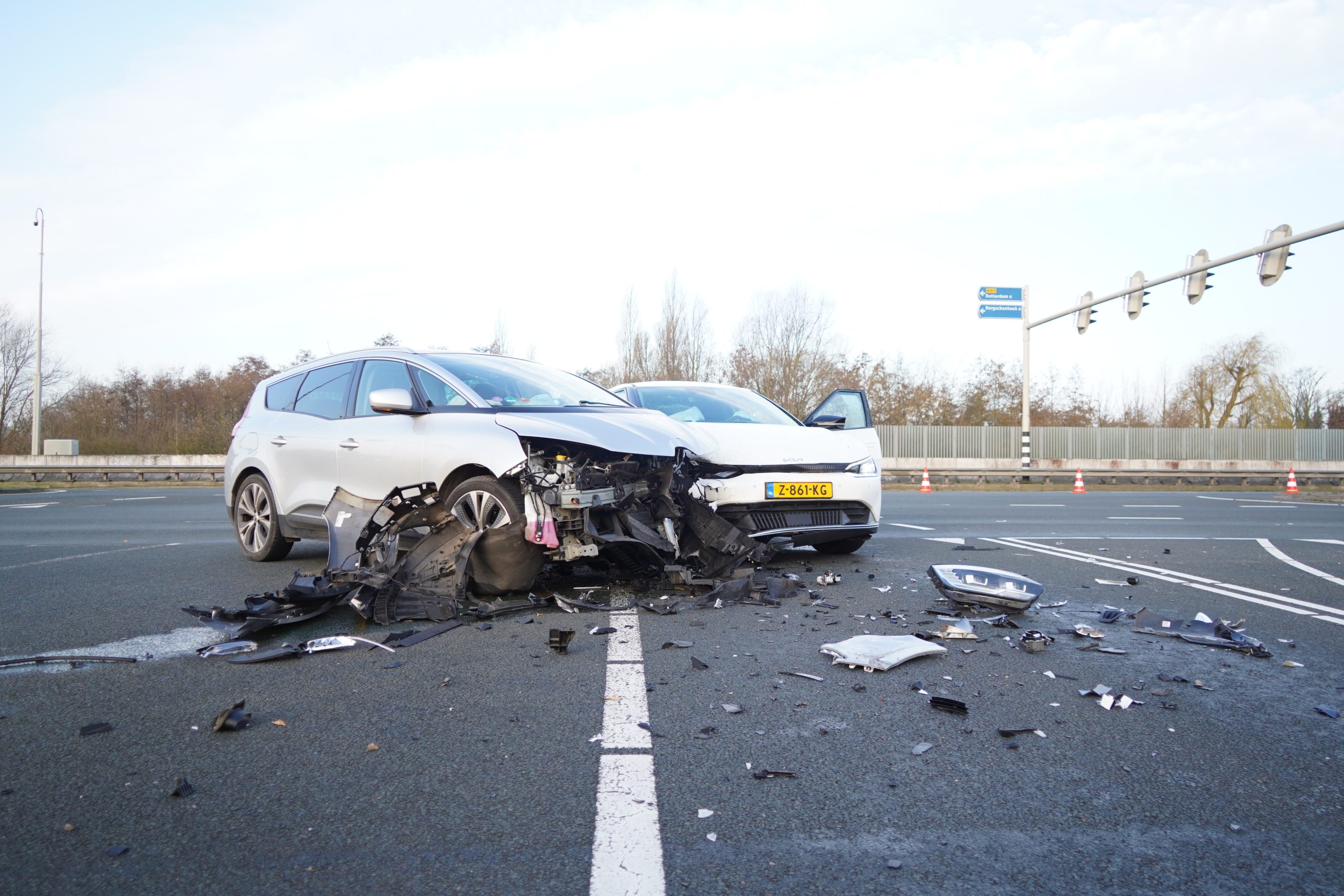 Zware aanrijding bij Pijnacker legt kruising stil