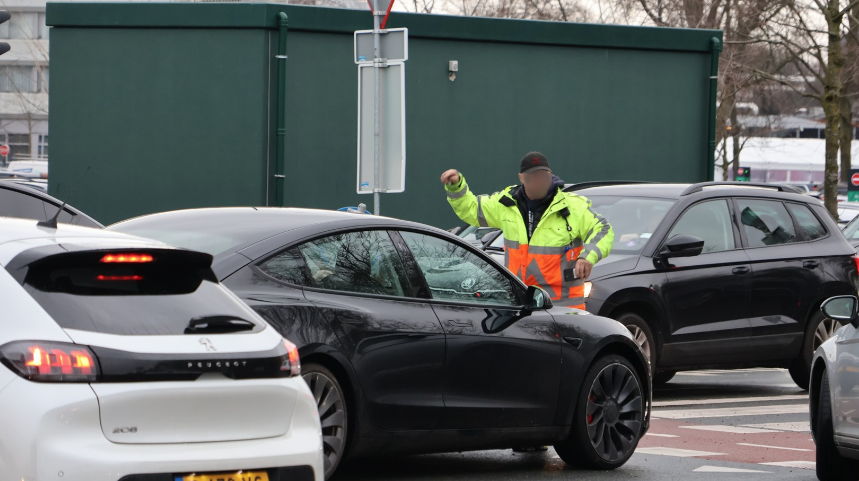 Verkeersregelaar aangereden na ruzie bij The Mall of the Netherlands