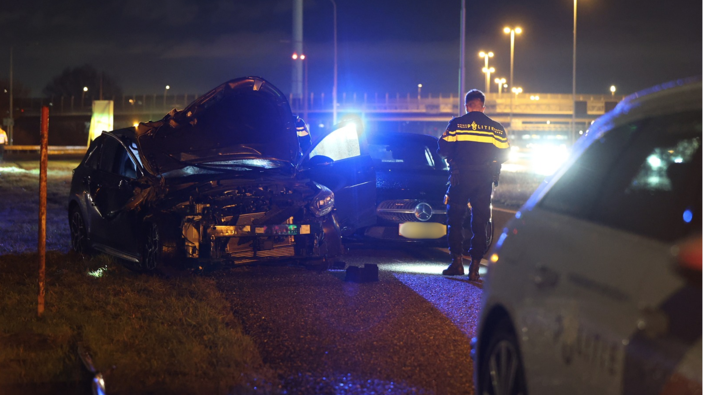 Politieachtervolging eindigt in botsing met bergingswagen op A4–A12