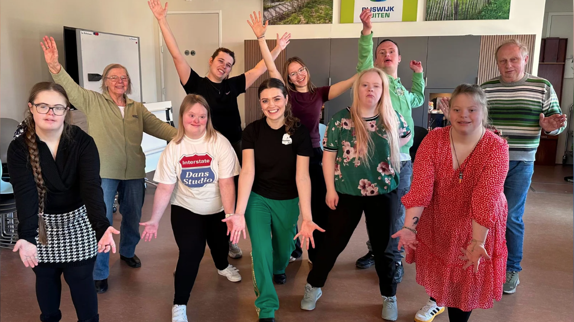 Blauwe Parel brengt buurt in beweging met zang en dans