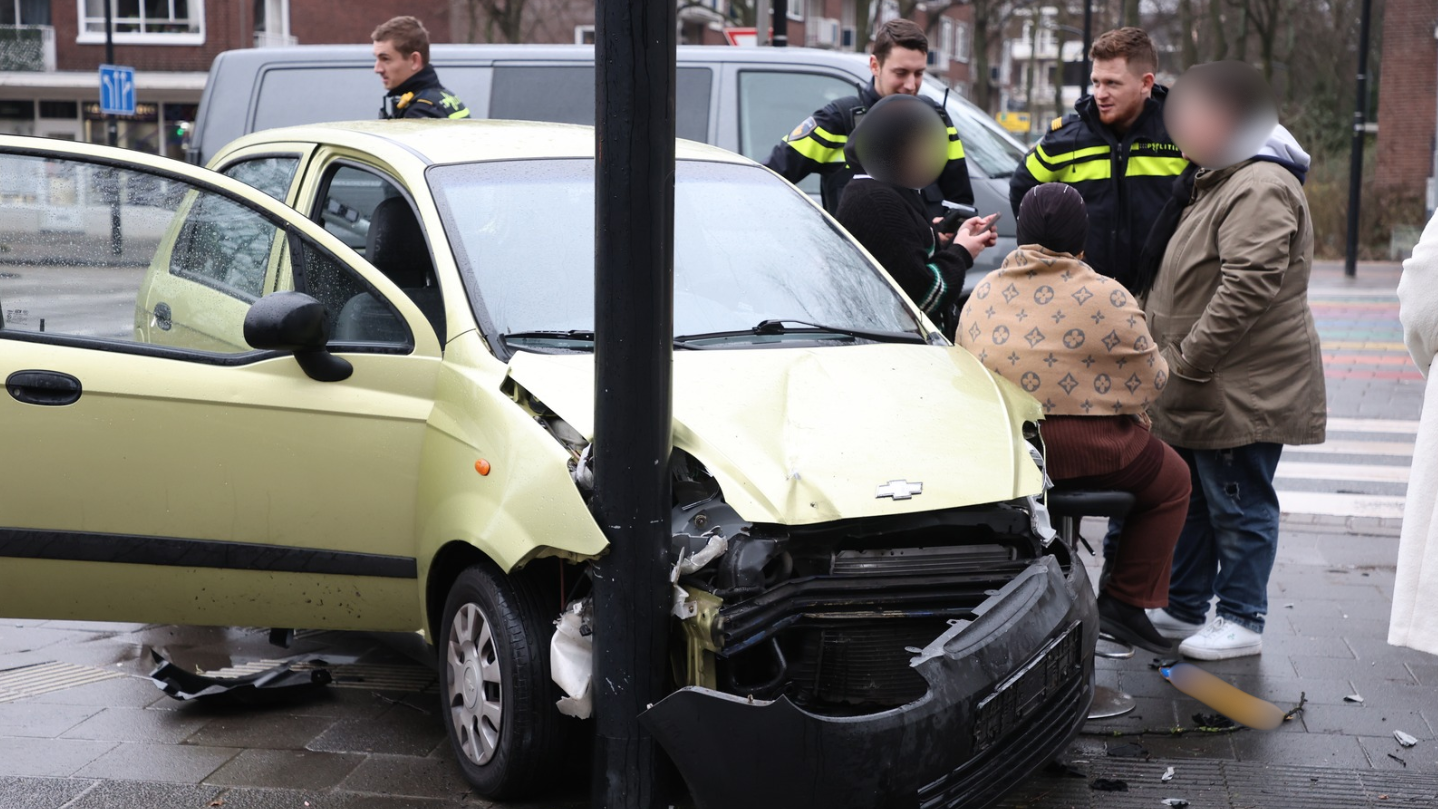 Forse schade bij aanrijding tussen twee personenauto’s op de Colijnlaan