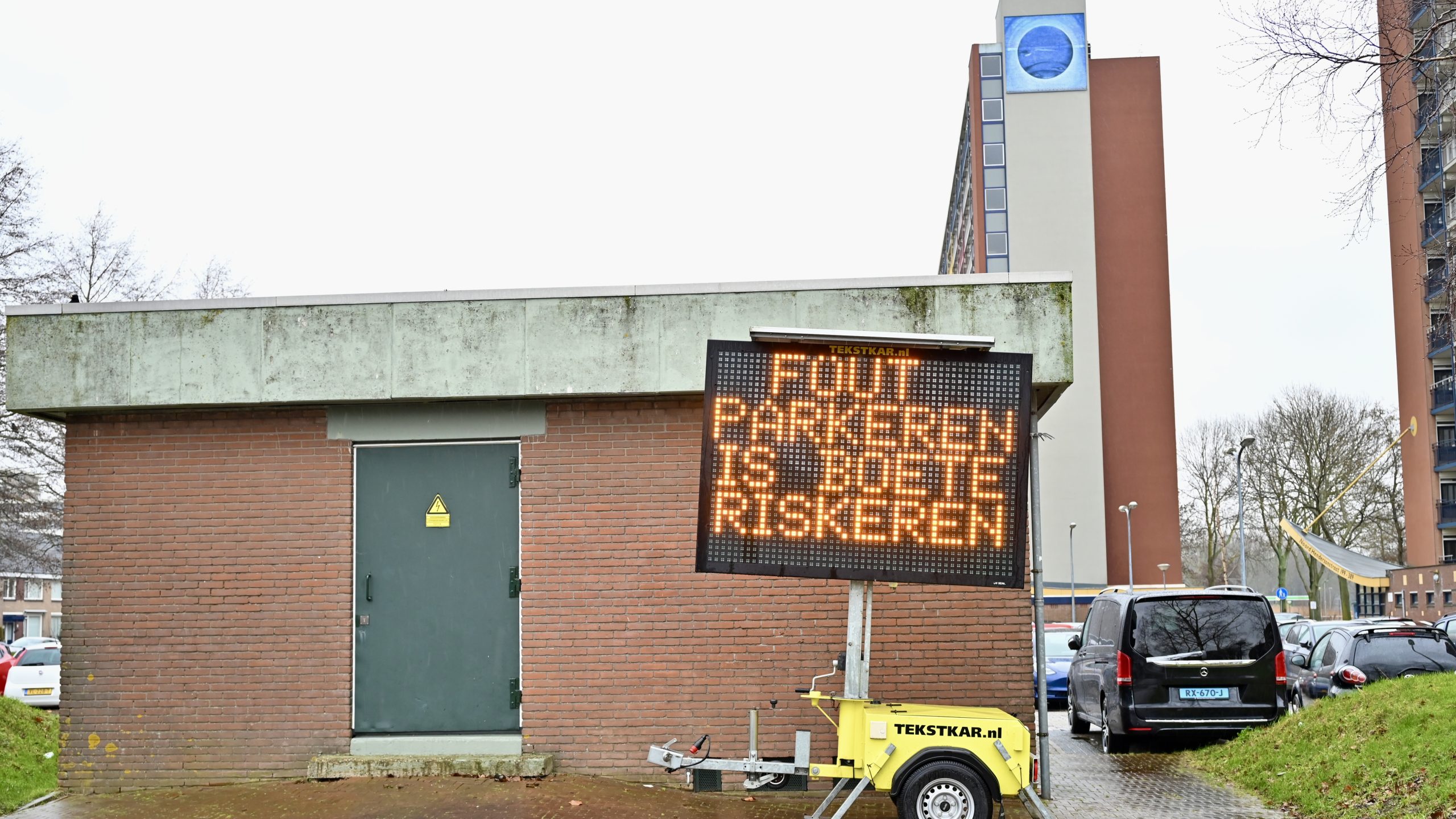 Gemeente plaatst tekstkar tegen foutparkeren bij school Zuid Hendersonstraat