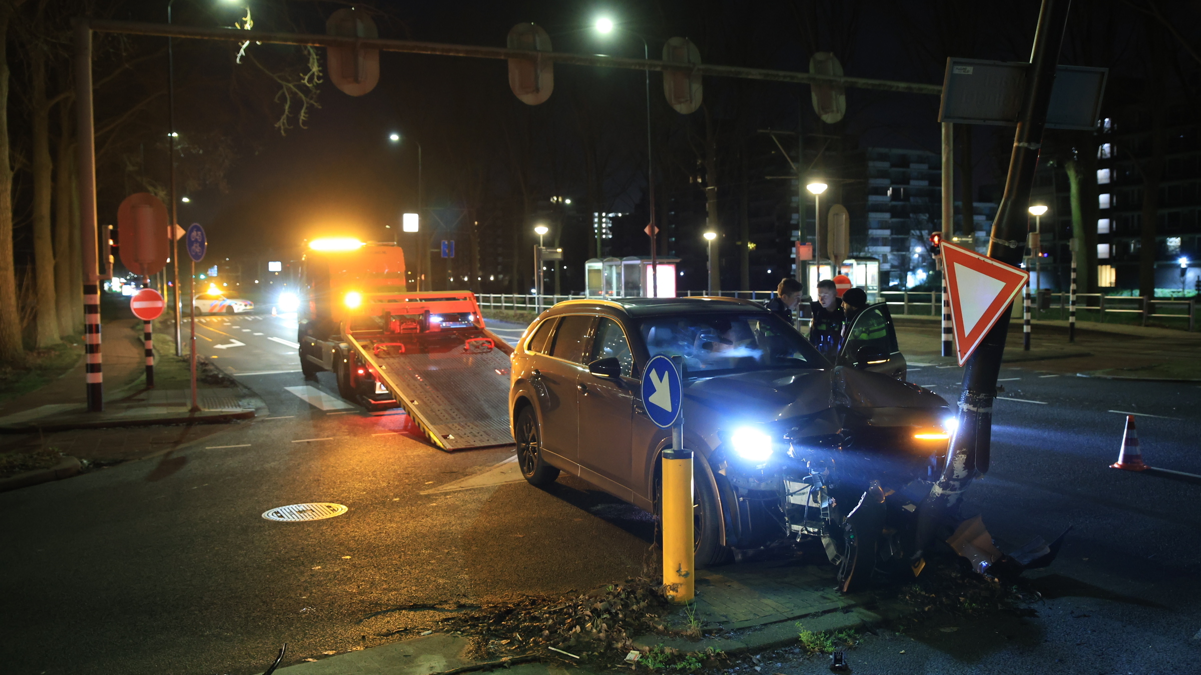 Auto botst tegen lantaarnpaal op Prinses Beatrixlaan in Rijswijk, inzittenden verdwijnen te voet Auto botst tegen lantaarnpaal op Prinses Beatrixlaan in Rijswijk, inzittenden verdwijnen te voet