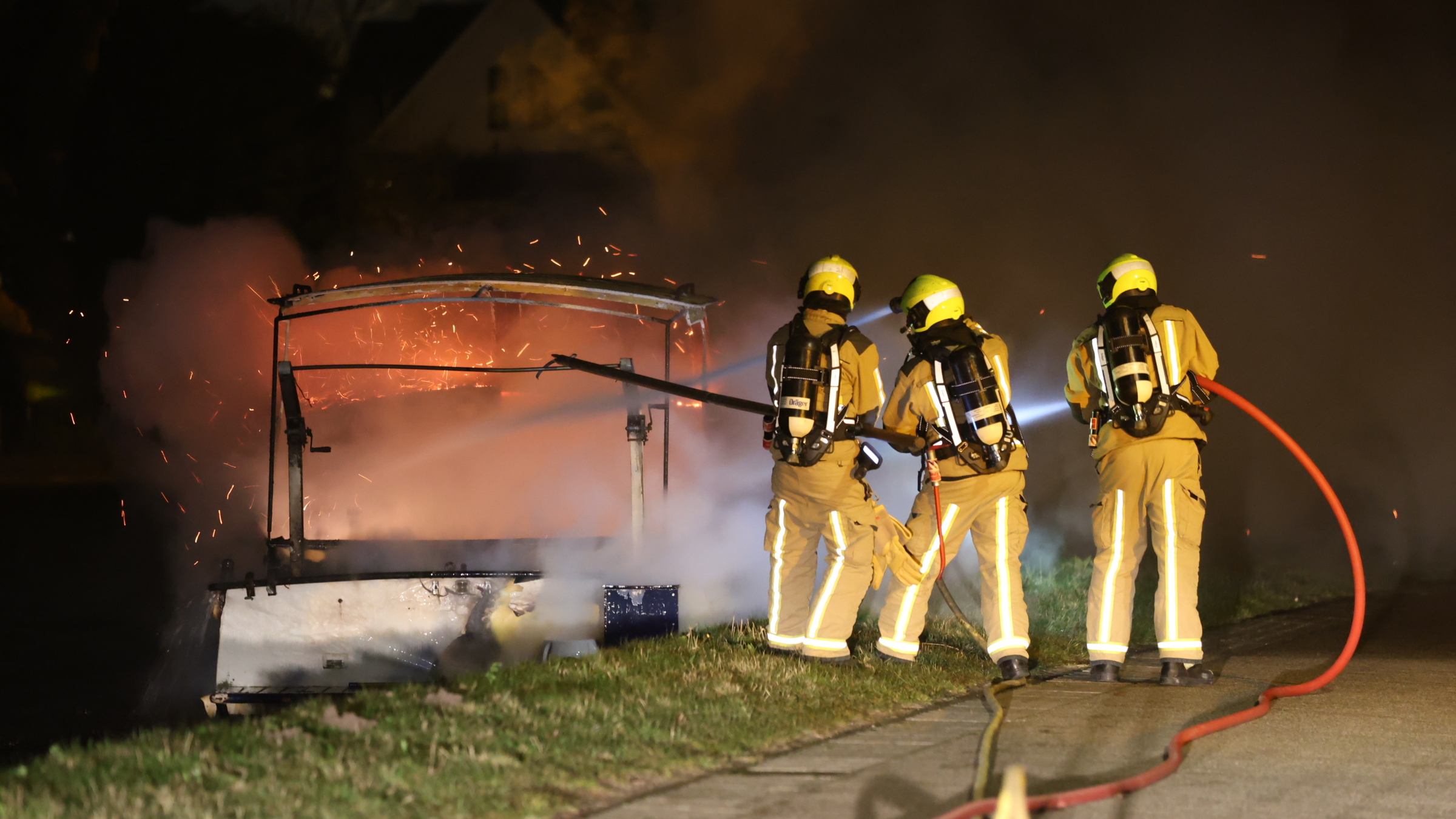 Boot volledig in brand op Oostvlietweg in Leidschendam Boot volledig in brand op Oostvlietweg in Leidschendam