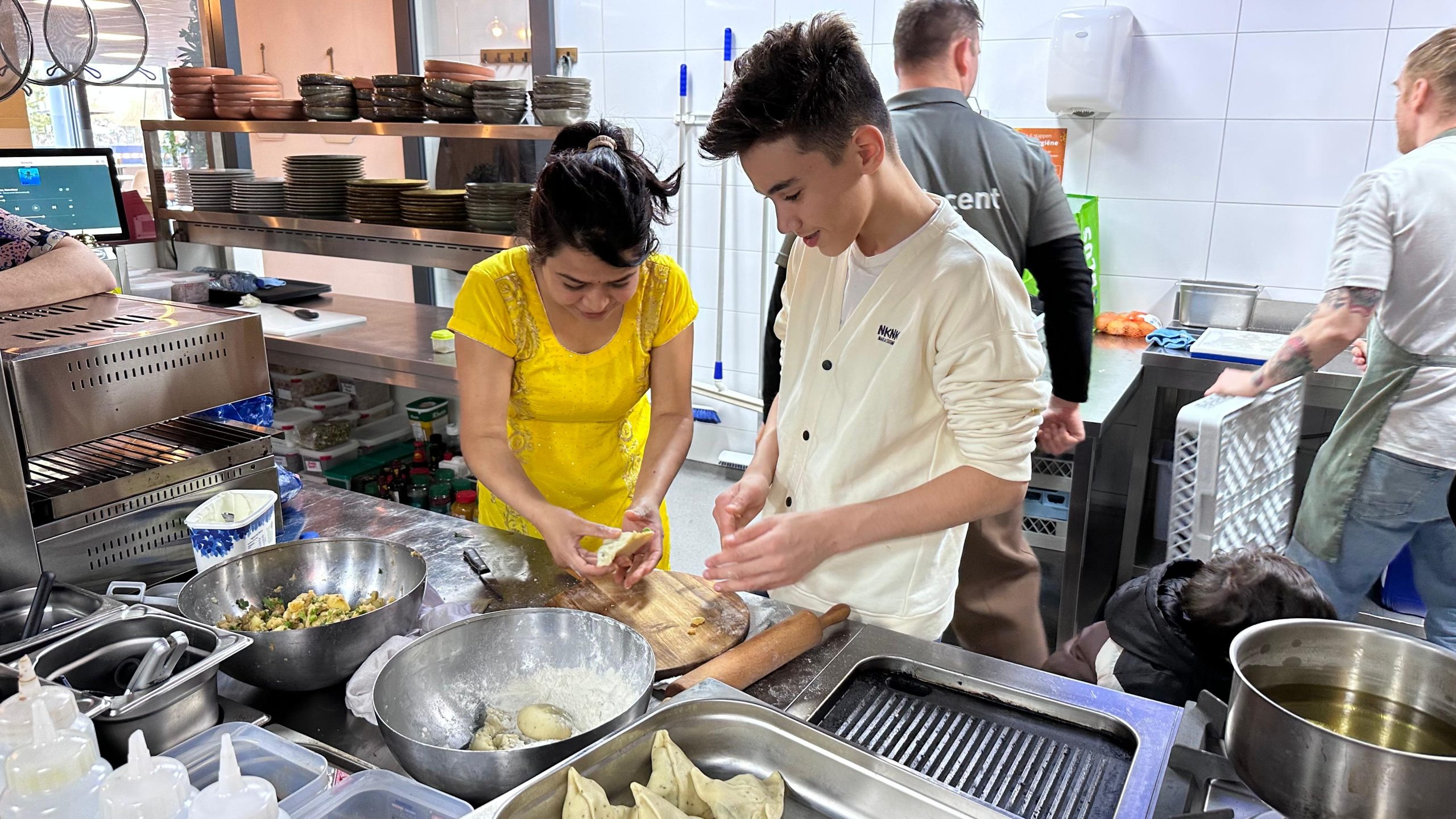 [VIDEO] Kookproject brengt COA-bewoners en wijkkinderen samen in Rijswijk