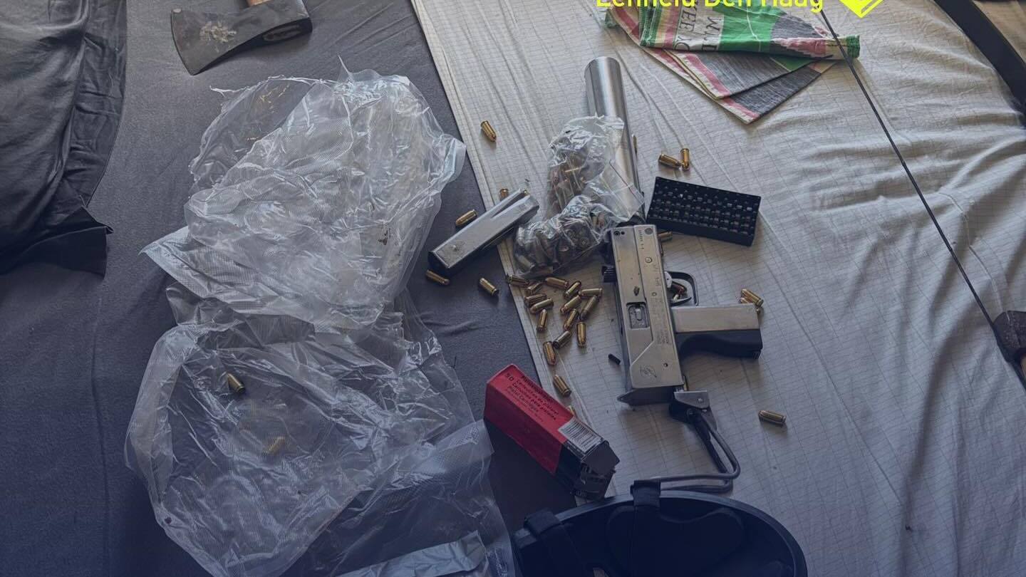 Bestuurder met wapens en automatisch vuurwapen aangehouden na opvallend rijgedrag