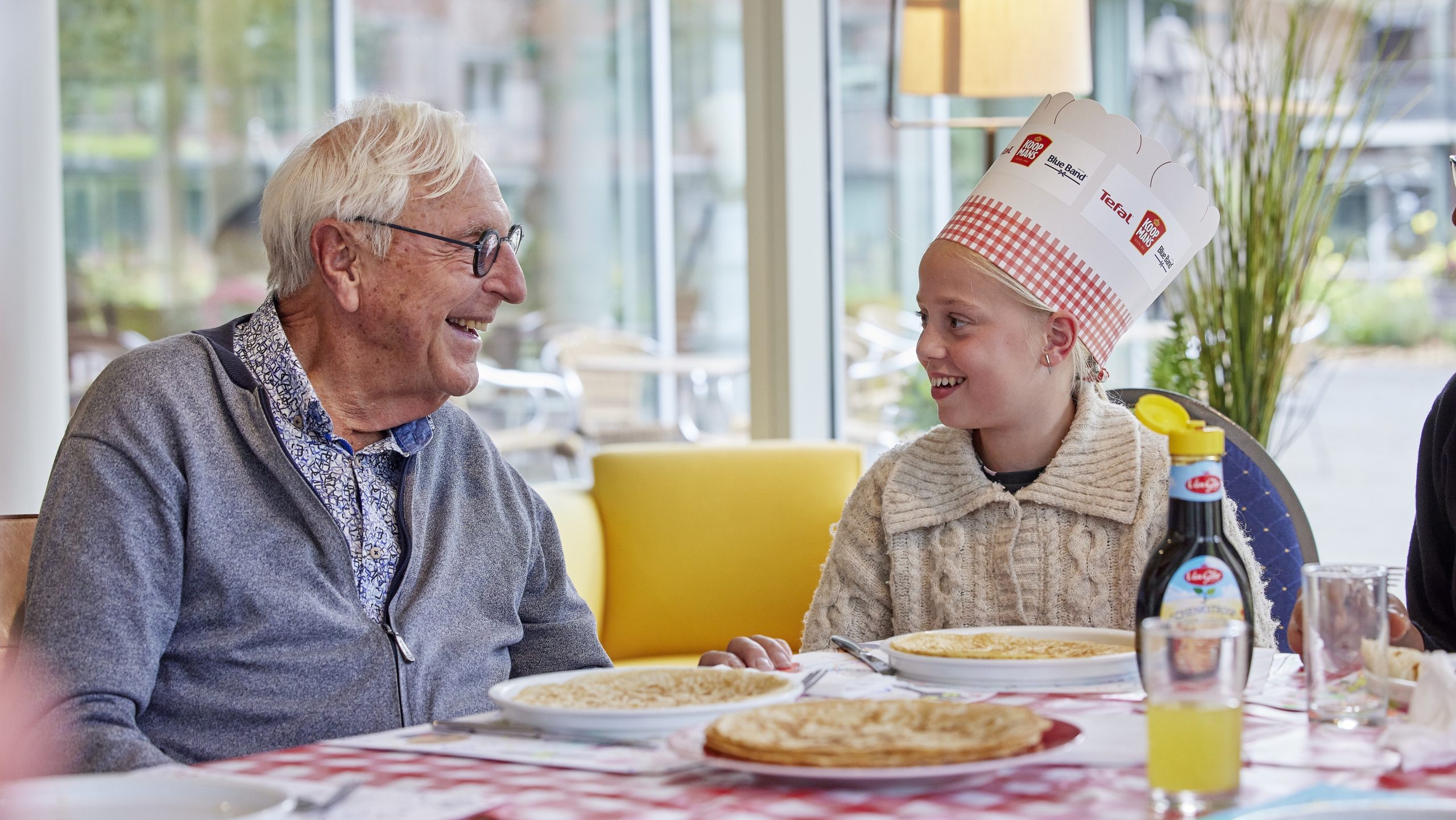 Basisscholen bakken pannenkoeken voor ouderen in Rijswijk