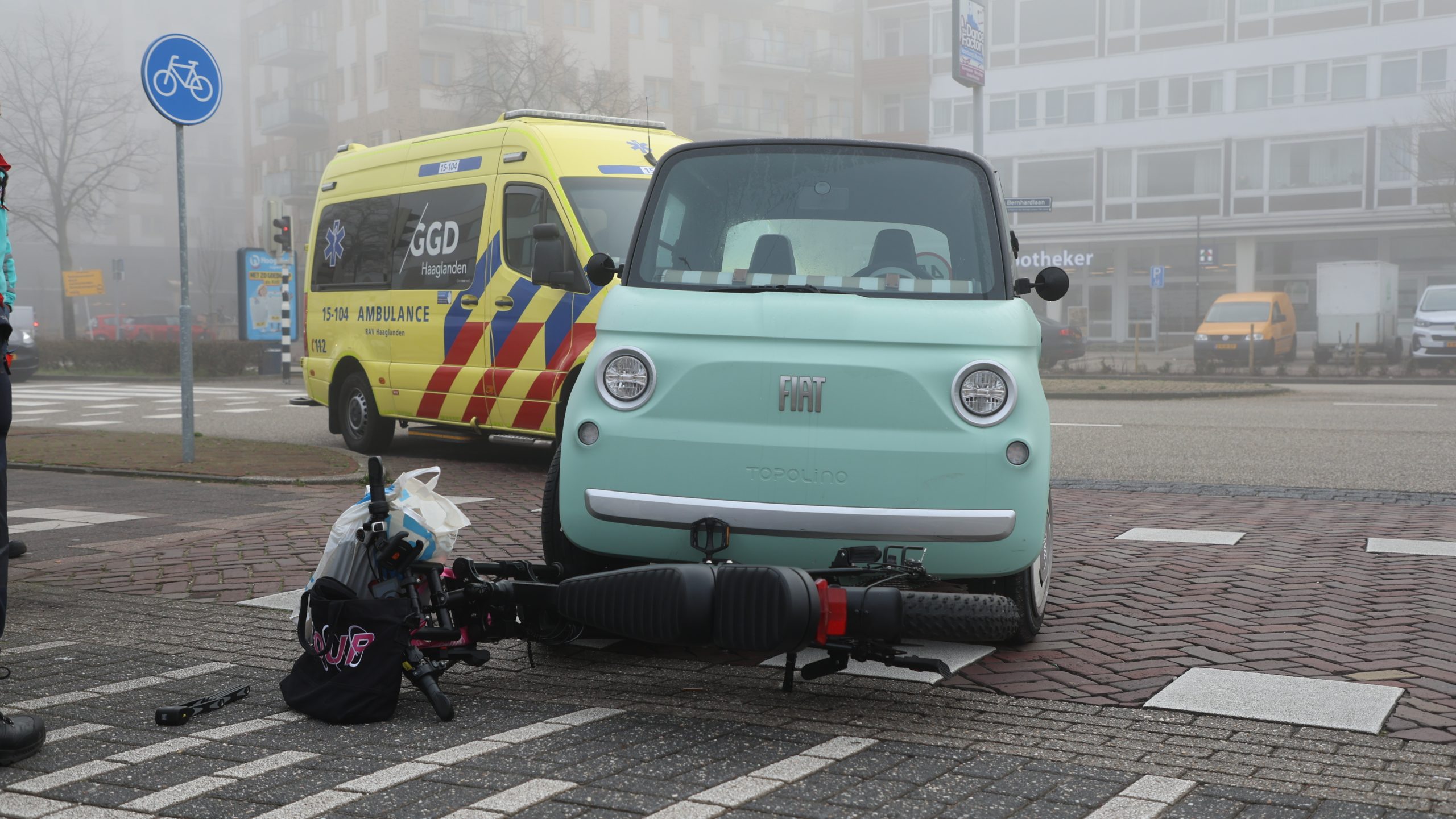 Fatbike belandt onder brommobiel op Koningin Julianalaan/Prins Bernhardlaan in Voorburg Fatbike belandt onder brommobiel op Koningin Julianalaan/Prins Bernhardlaan in Voorburg