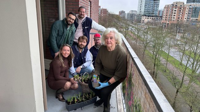 Vrijwilligers zorgen voor bloemen en kleur bij Steenvoorde tijdens NLdoet - Robert FGR
