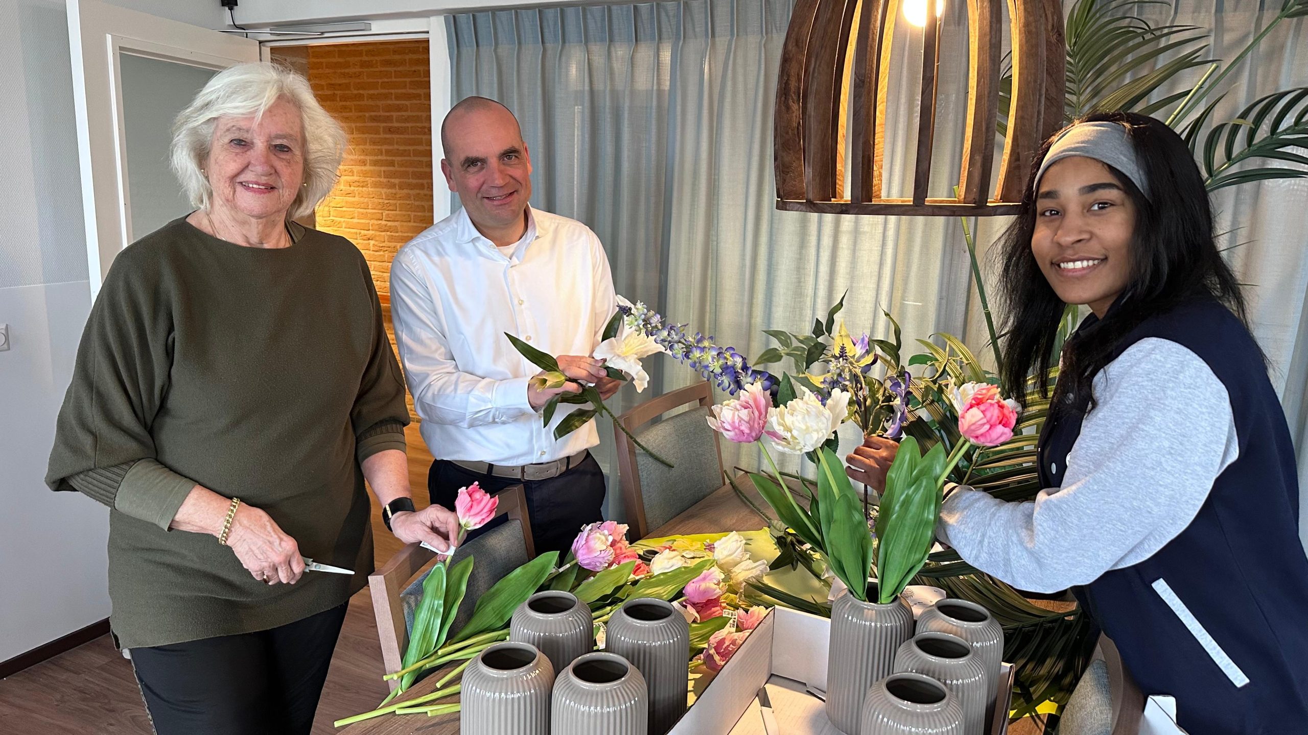[VIDEO] Vrijwilligers zorgen voor bloemen en kleur bij Steenvoorde tijdens NLdoet