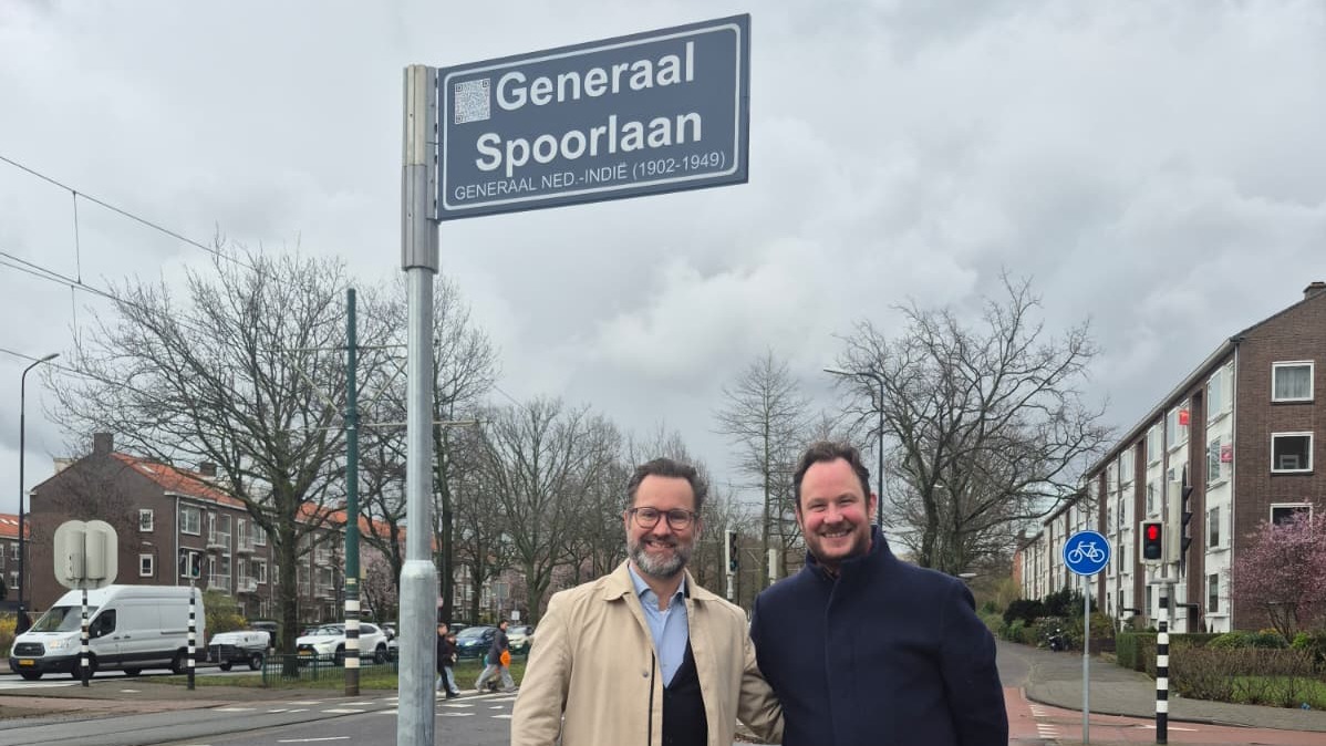 Straatnaambord Generaal Spoorlaan onthuld met toelichting op verleden