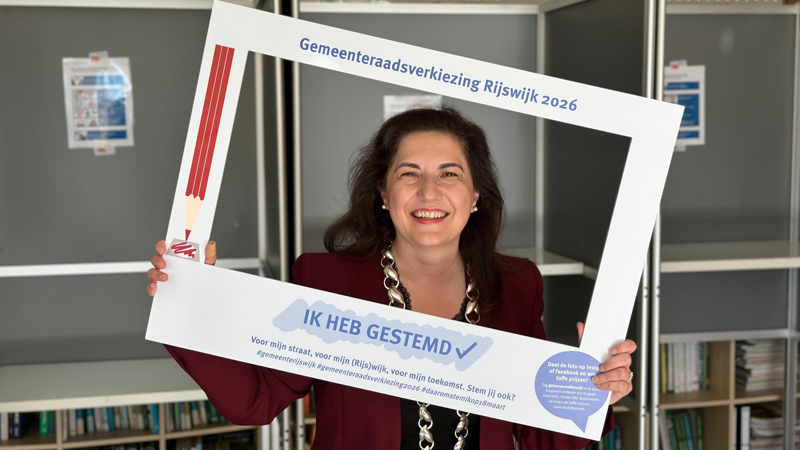 [VIDEO] Burgemeester Huri Sahin brengt haar stem uit voor de gemeenteraadsverkiezingen