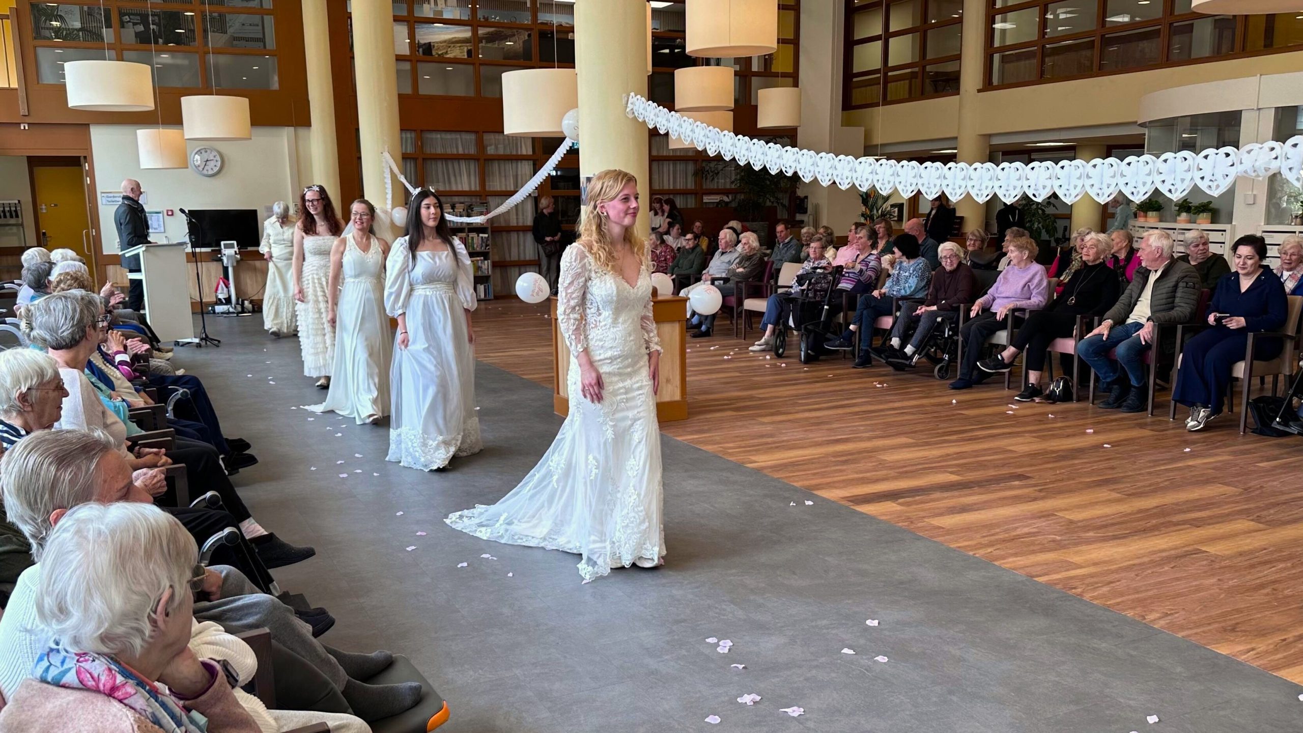 Senioren van Onderwatershof genieten van bijzondere bruidsmodeshow