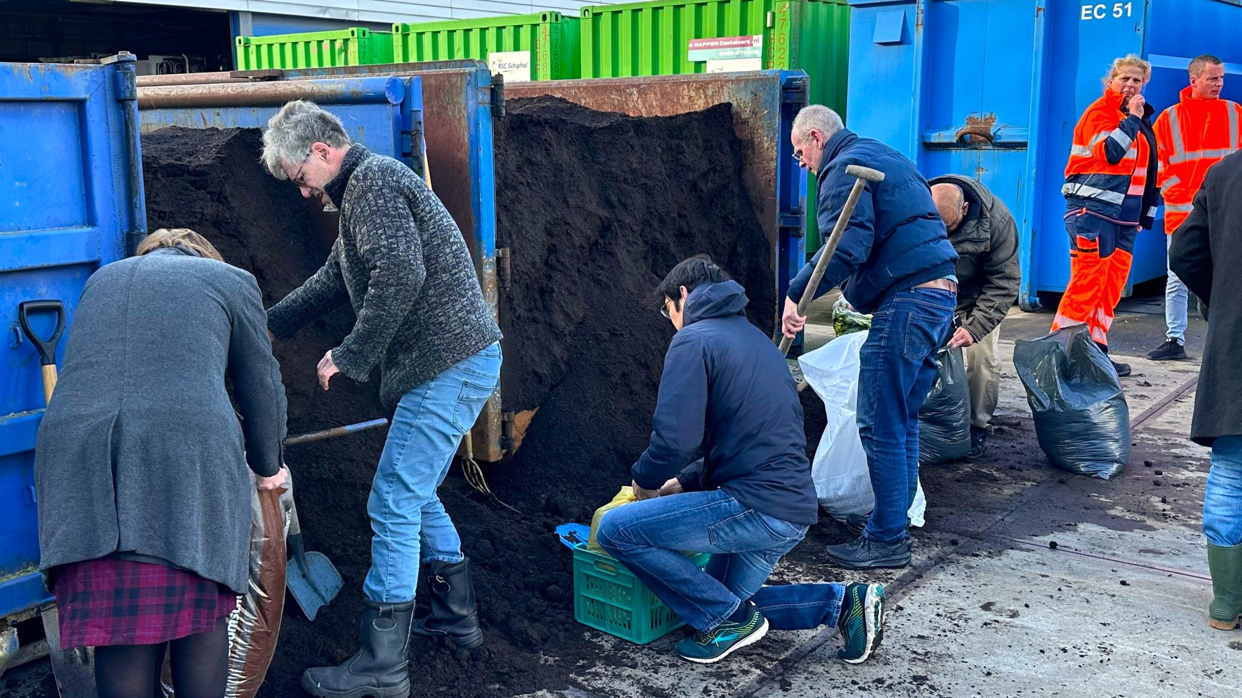 Gratis compost trekt vroege drukte bij Avalex in Rijswijk