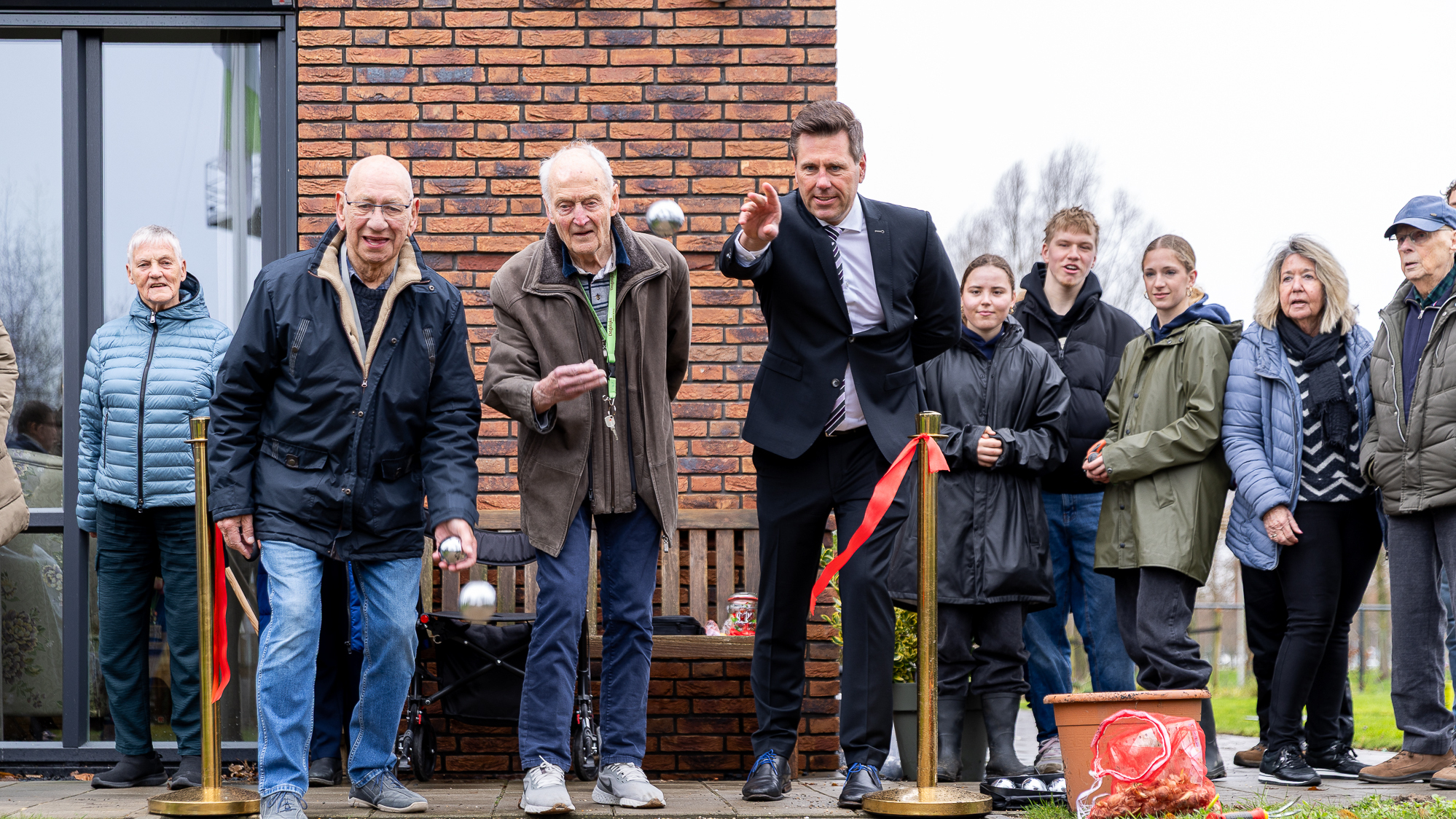 Burgemeester en wethouder bezoeken woonhuis tijdens NLdoet Burgemeester en wethouder bezoeken woonhuis tijdens NLdoet