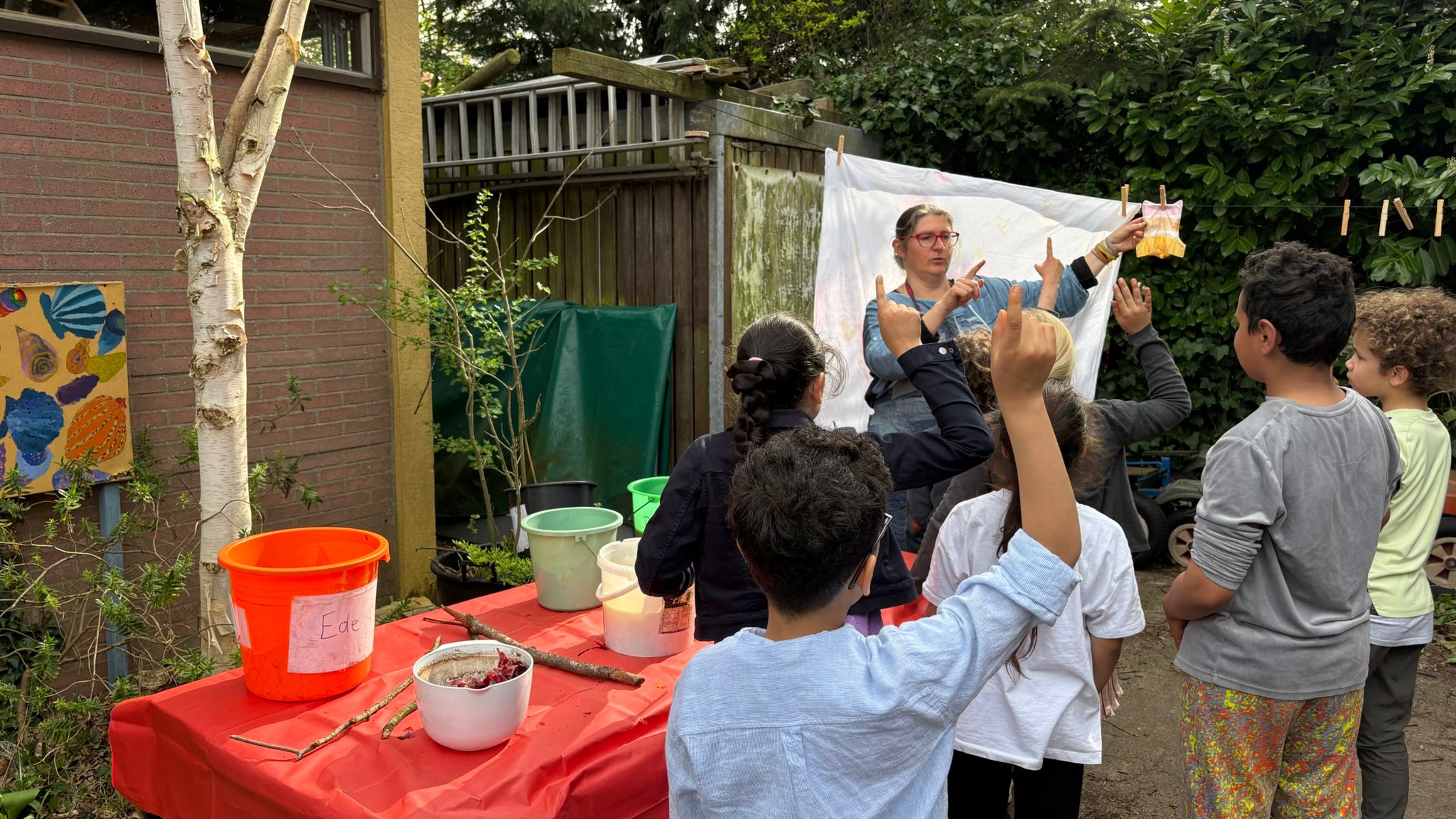 [VIDEO] Natuur-tie-dye workshop bij Don Bosco
