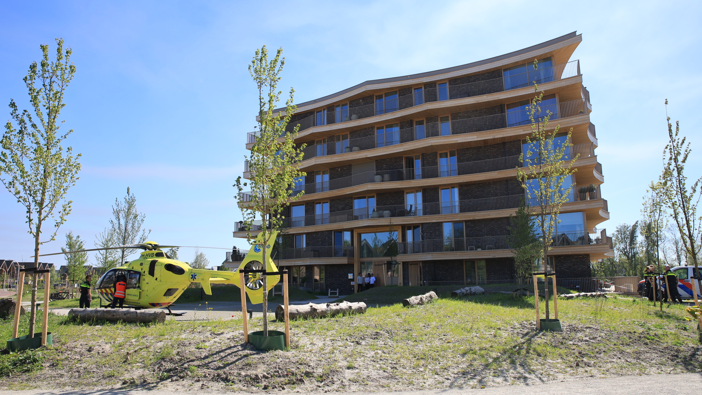 Zwaargewonde man aangetroffen op balkon traumahelikopter ingezet