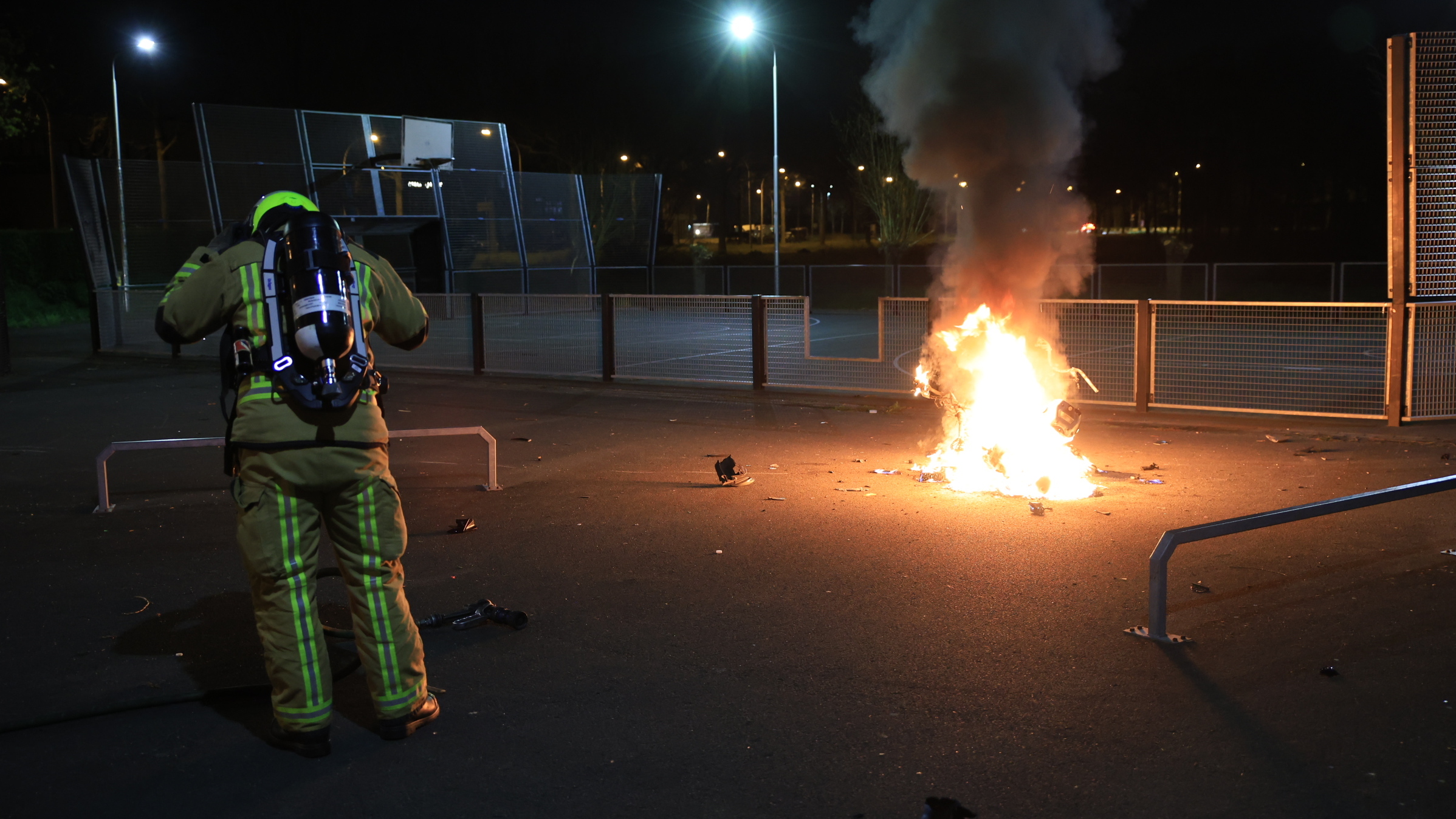 Scooter volledig uitgebrand op speelveldje Laan van Floris de Vijfde