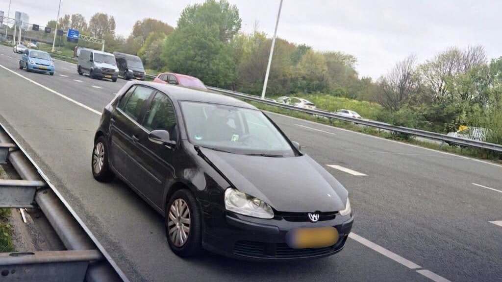 Automobilist rijdt ‘blind’ over A4 met open motorkap