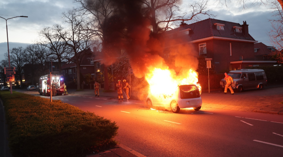 Auto vliegt tijdens rijden in brand op Parkweg in Voorburg