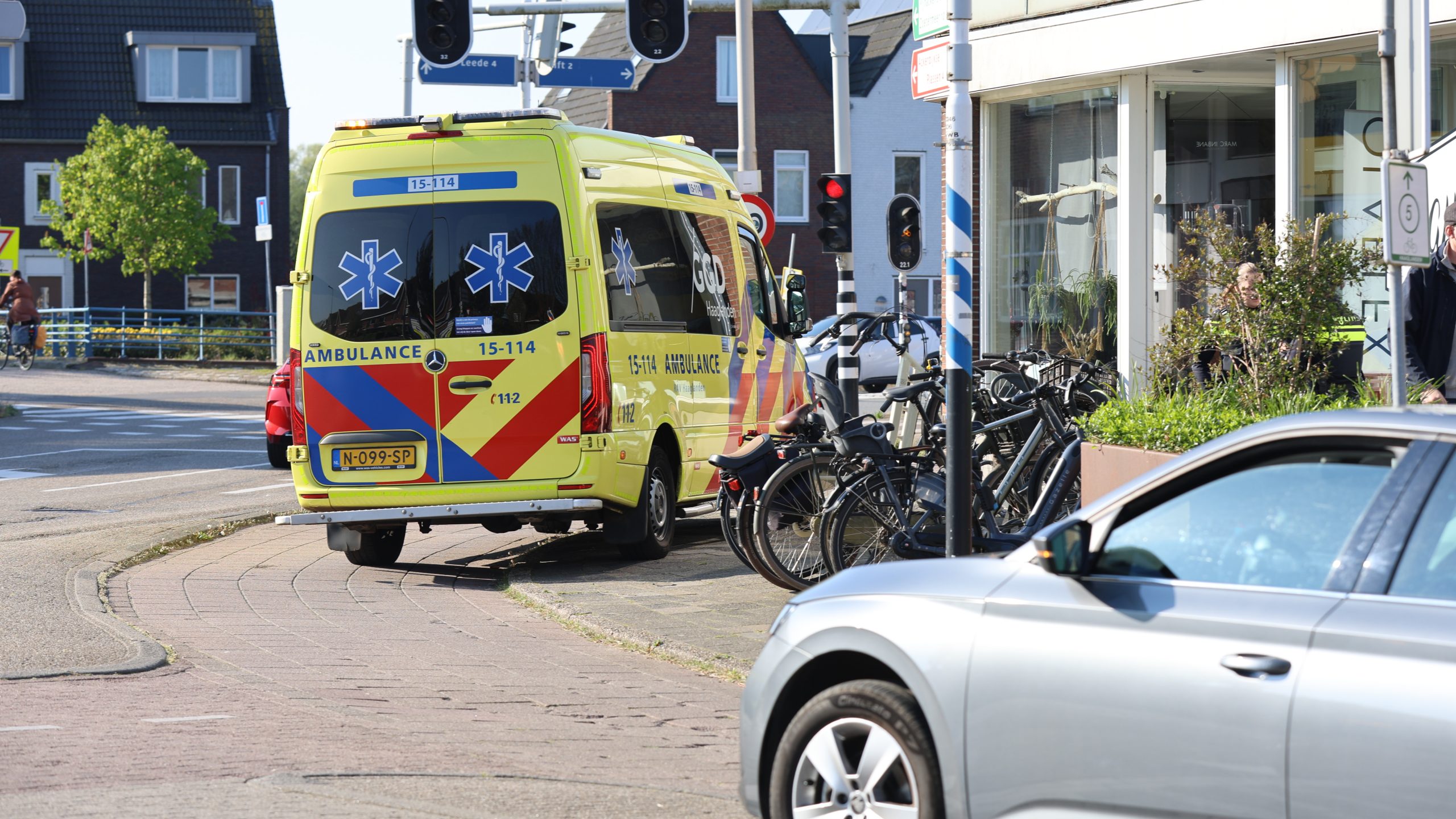 Scooter rijdt door na aanrijding met fietser op Noordeindseweg in Delfgauw