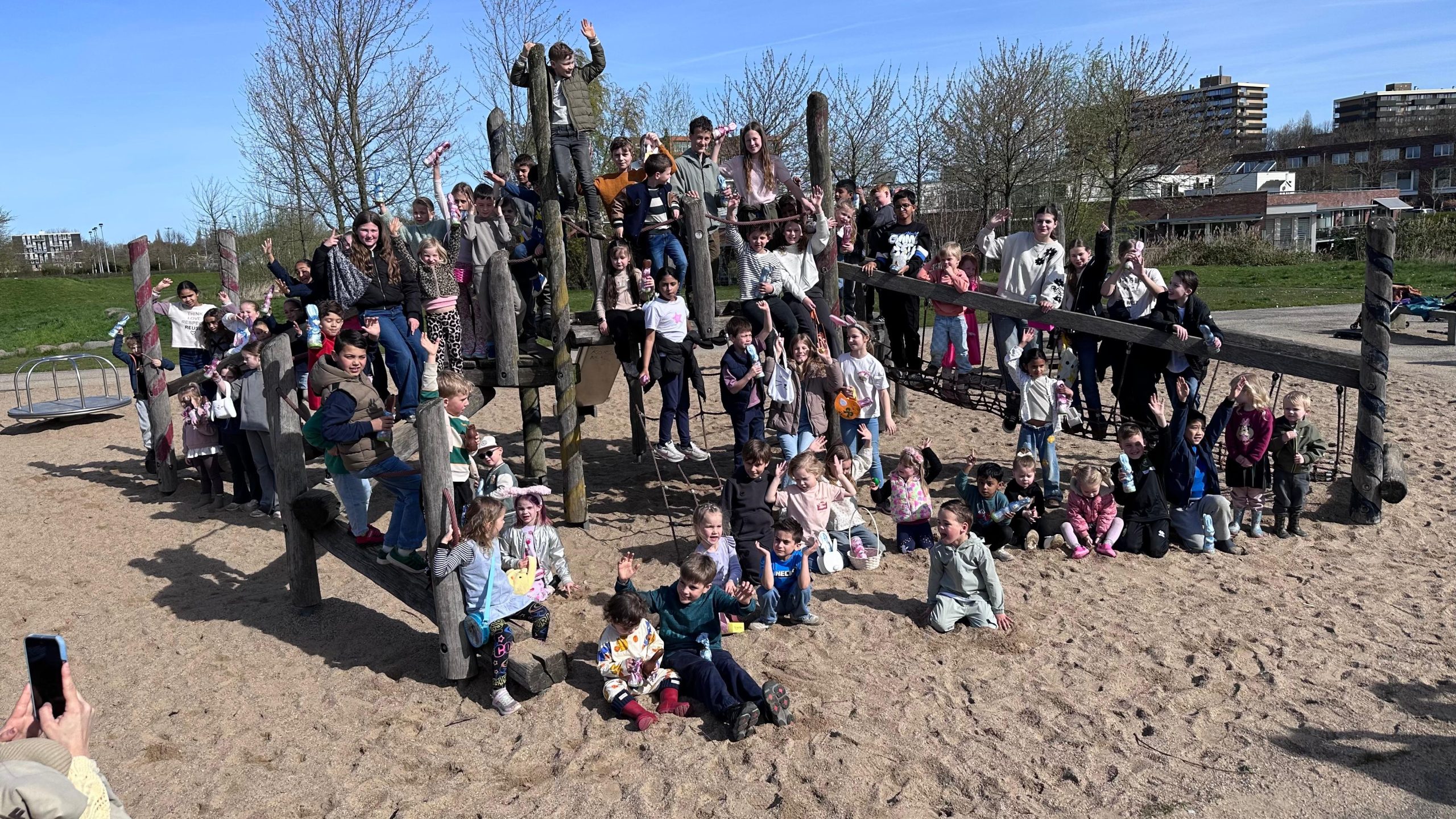 Tienjarige Lotte wint gouden ei in wijkpark De Strijp Tienjarige Lotte wint gouden ei in wijkpark De Strijp