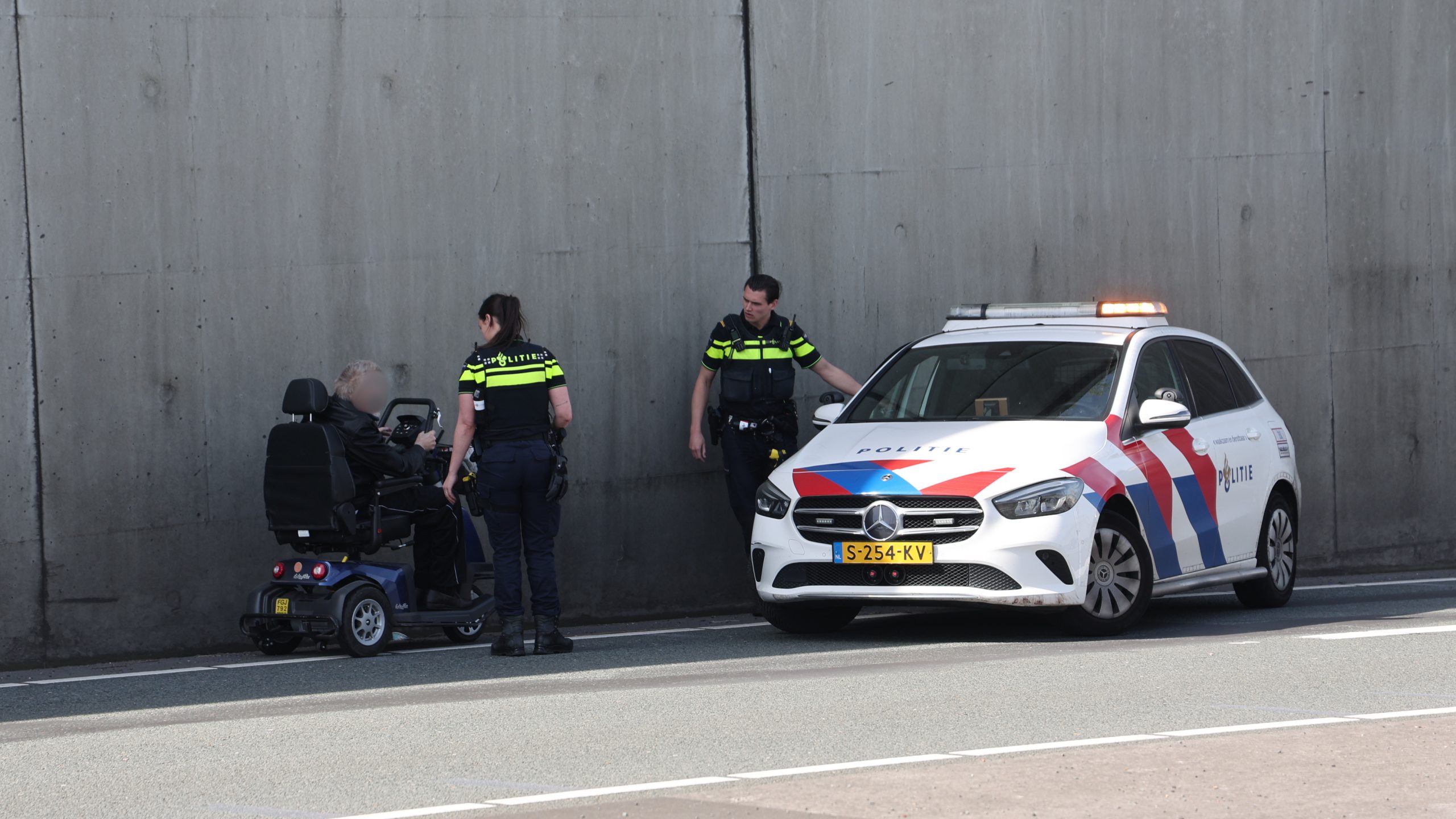 Scootmobielbestuurder verdwaald op A4 bij Leidschendam Scootmobielbestuurder verdwaald op A4 bij Leidschendam