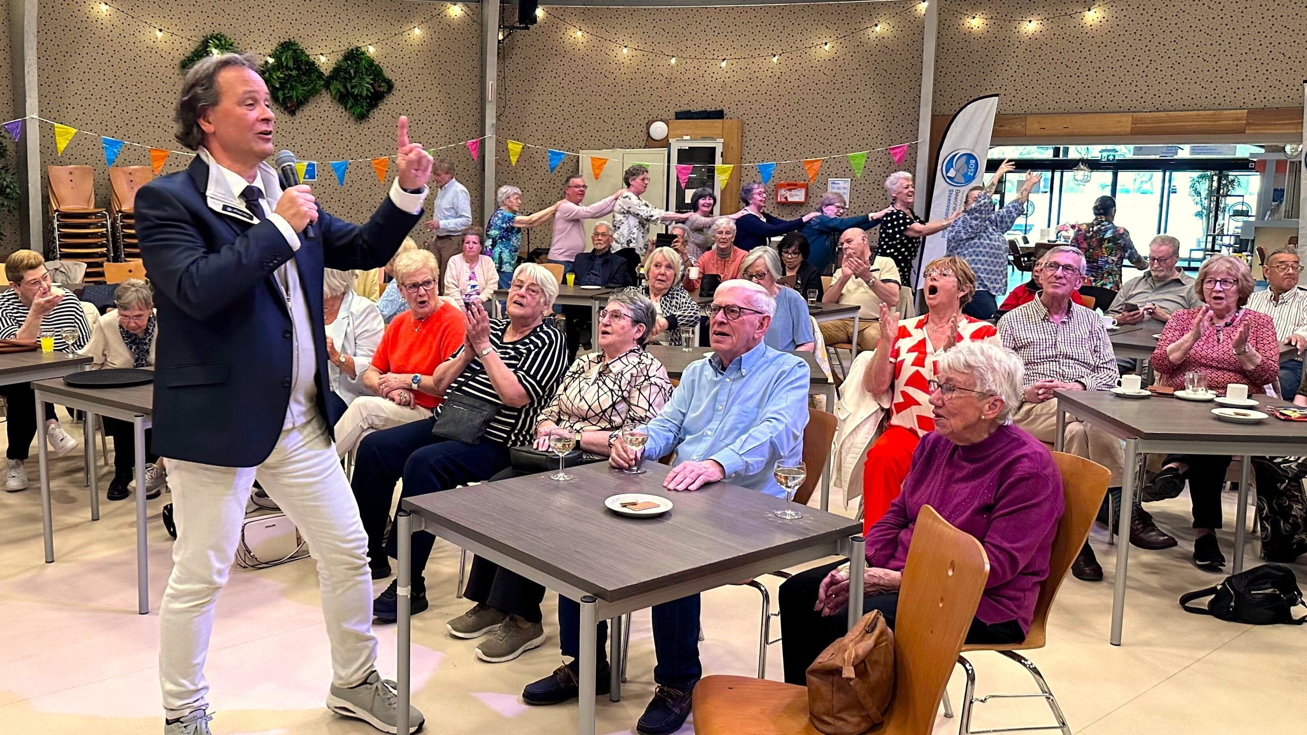 Senioren genieten van meezingfeest in Stervoorde