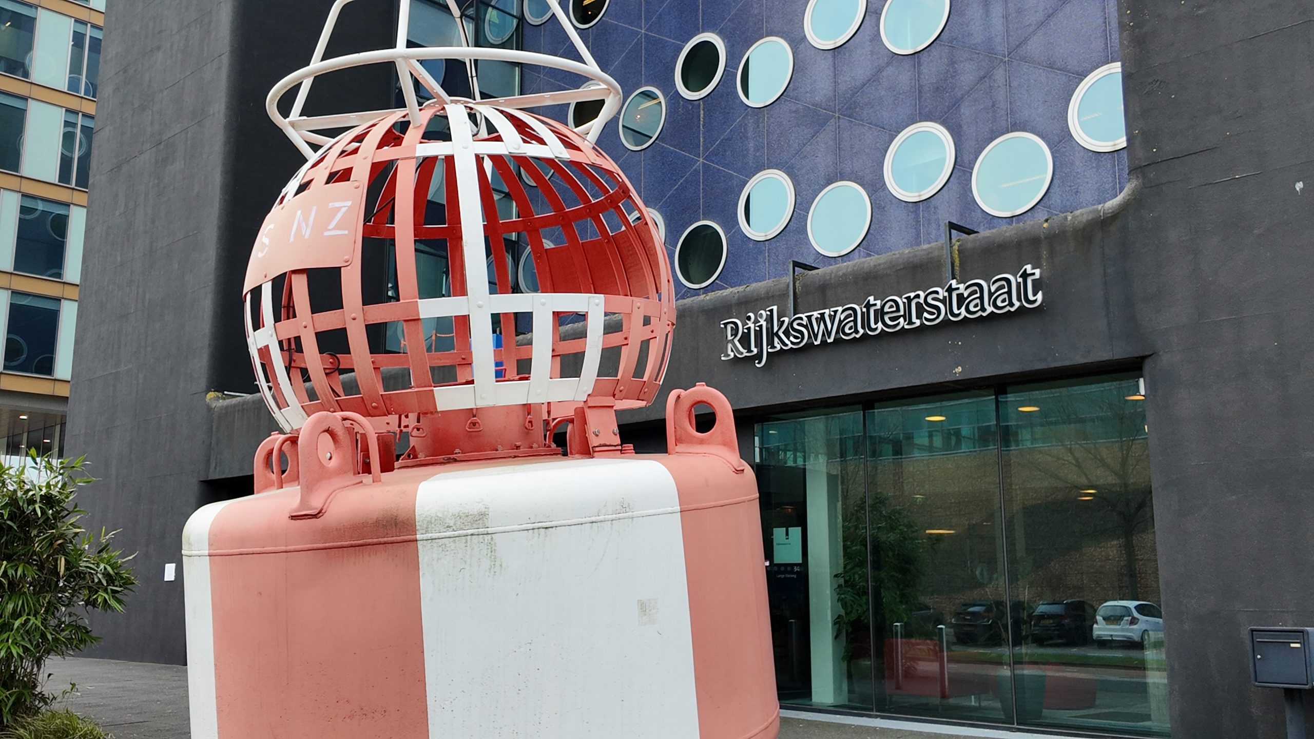 A4 dicht na ongeval, bestuurders negeren rode kruizen massaal