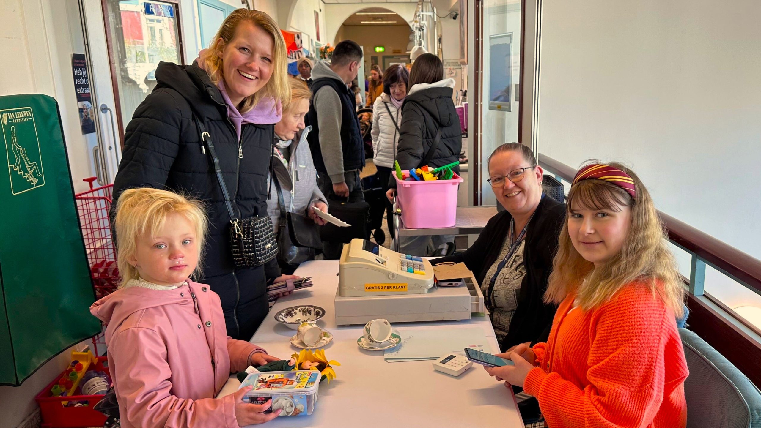 Drukke verkoopdag trekt veel bezoekers naar Weggeefwinkel Rijswijk