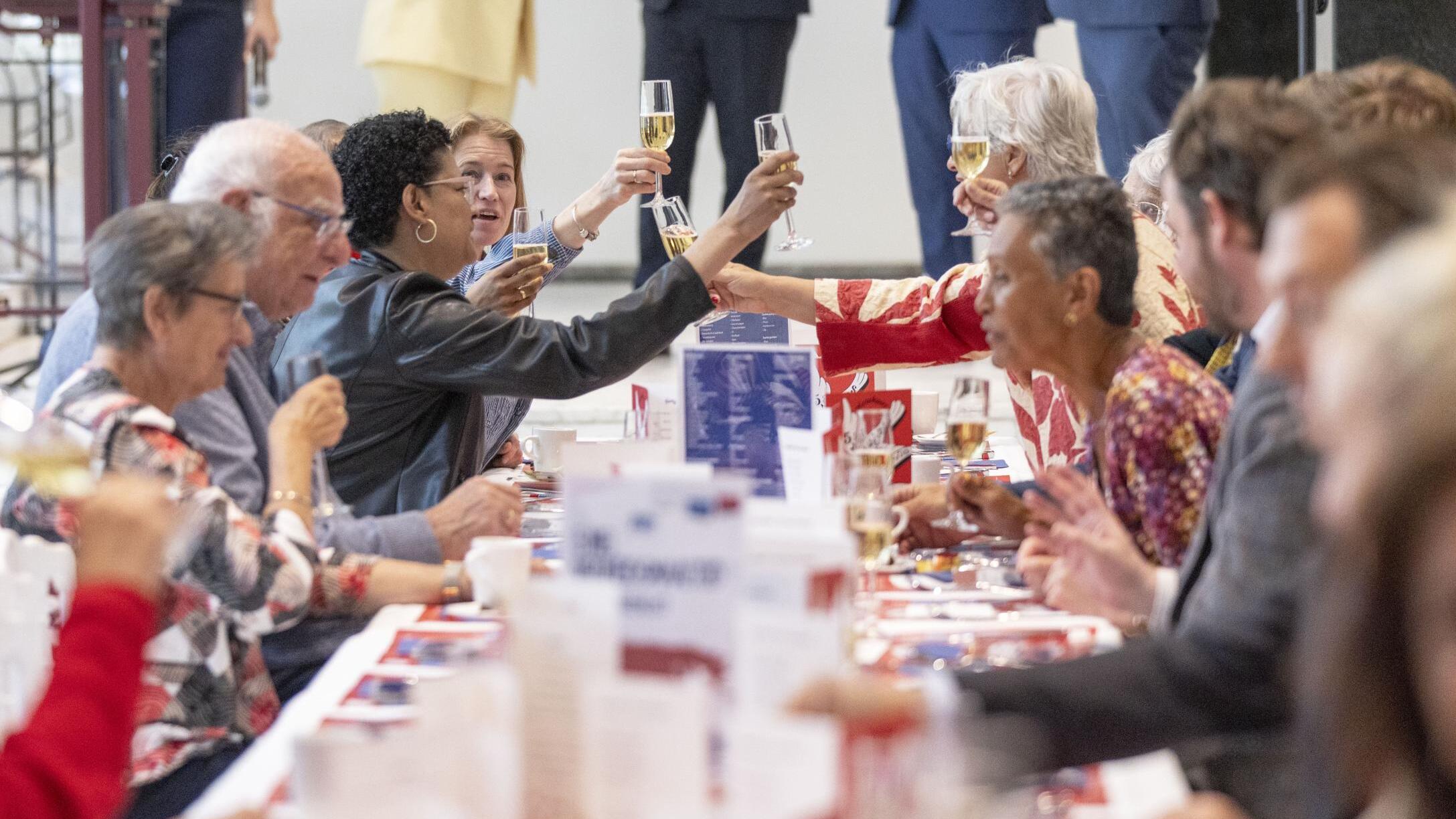 Vrijheidsmaaltijd in Huis van de Stad brengt mensen samen Vrijheidsmaaltijd in Huis van de Stad brengt mensen samen