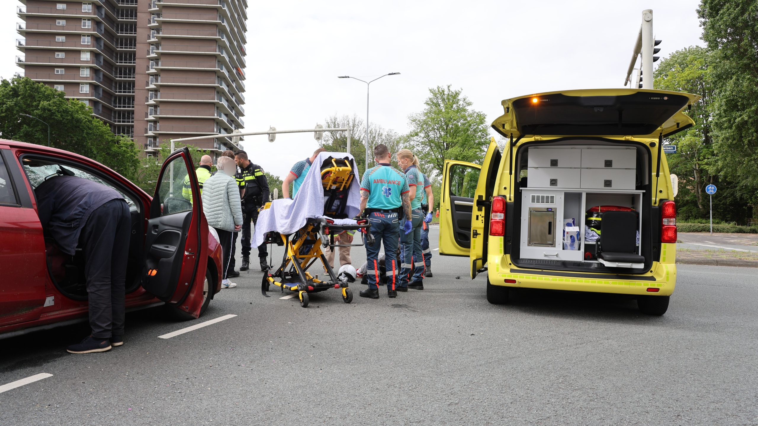 Scooter knalt tegen auto bij defecte verkeerslichten in Leidschendam