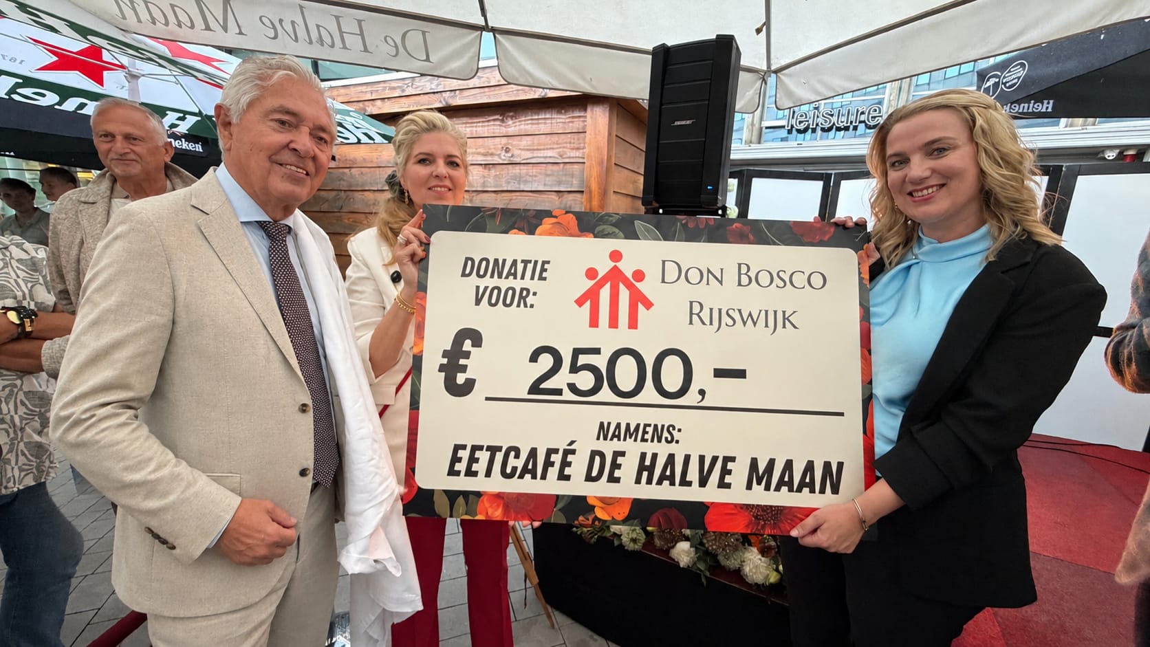 Overhandiging donatie Harry Ballemaker