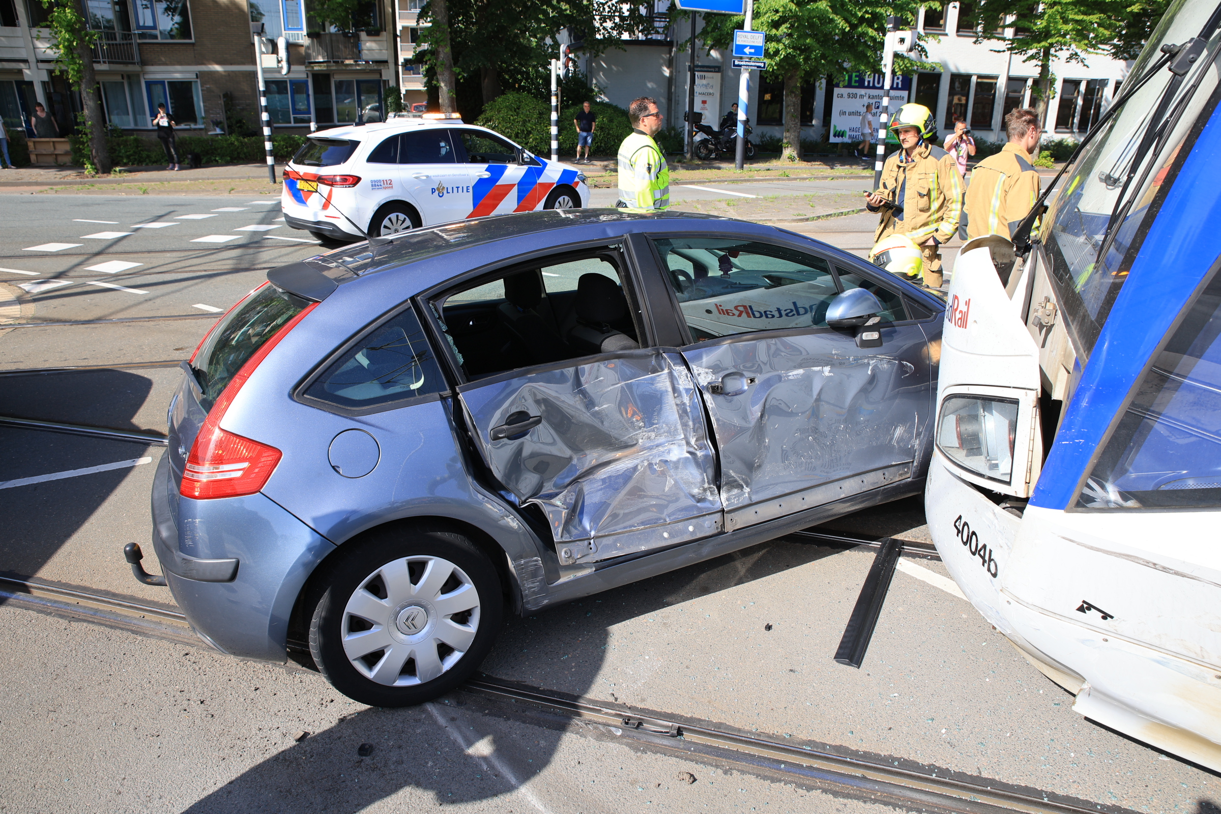 Tram en auto klappen op elkaar op de Vrijenbanselaan in Rijswijk