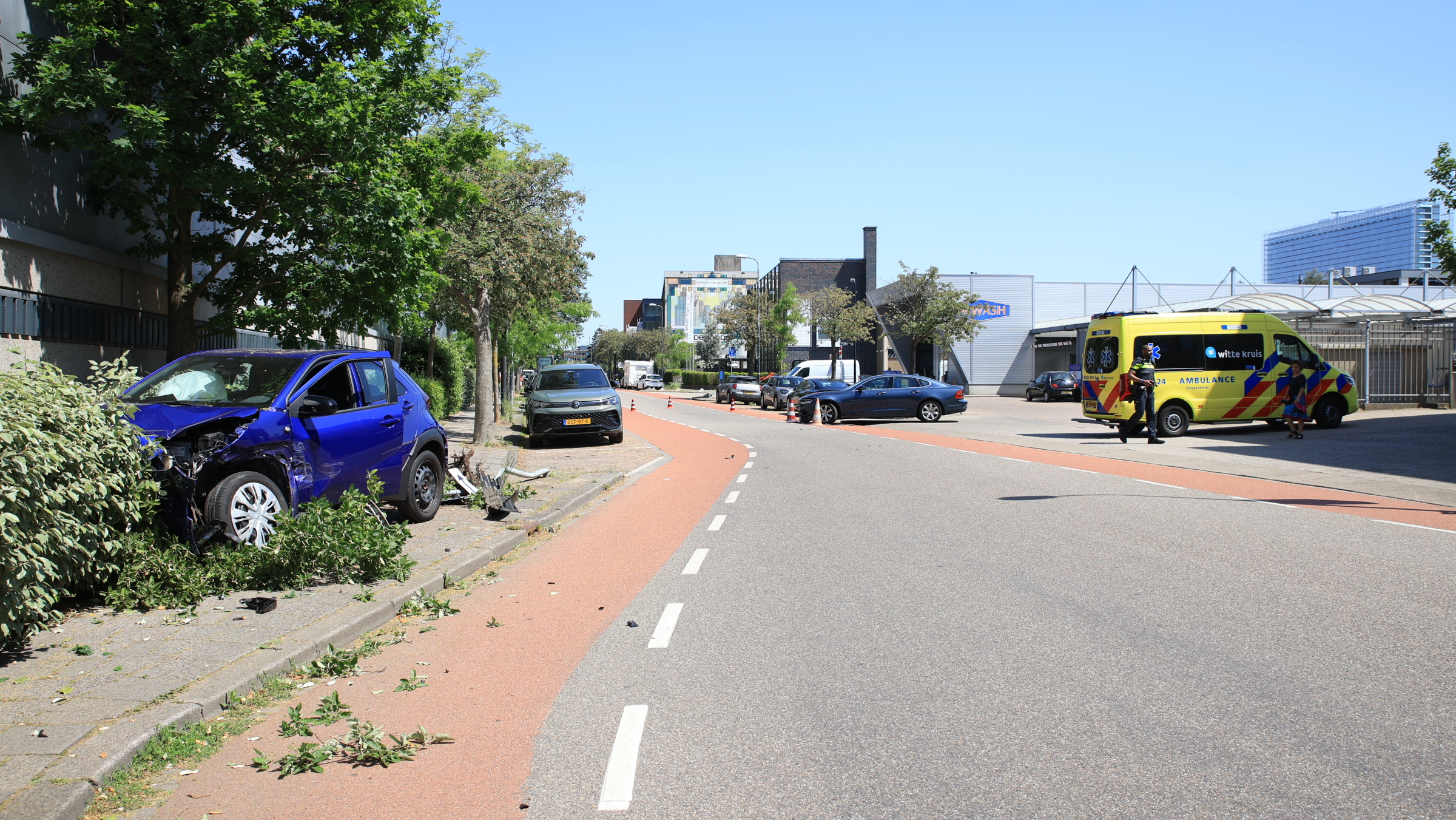 Taxi ramt auto in bosjes op de Treubstraat, bestuurder meegenomen naar bureau