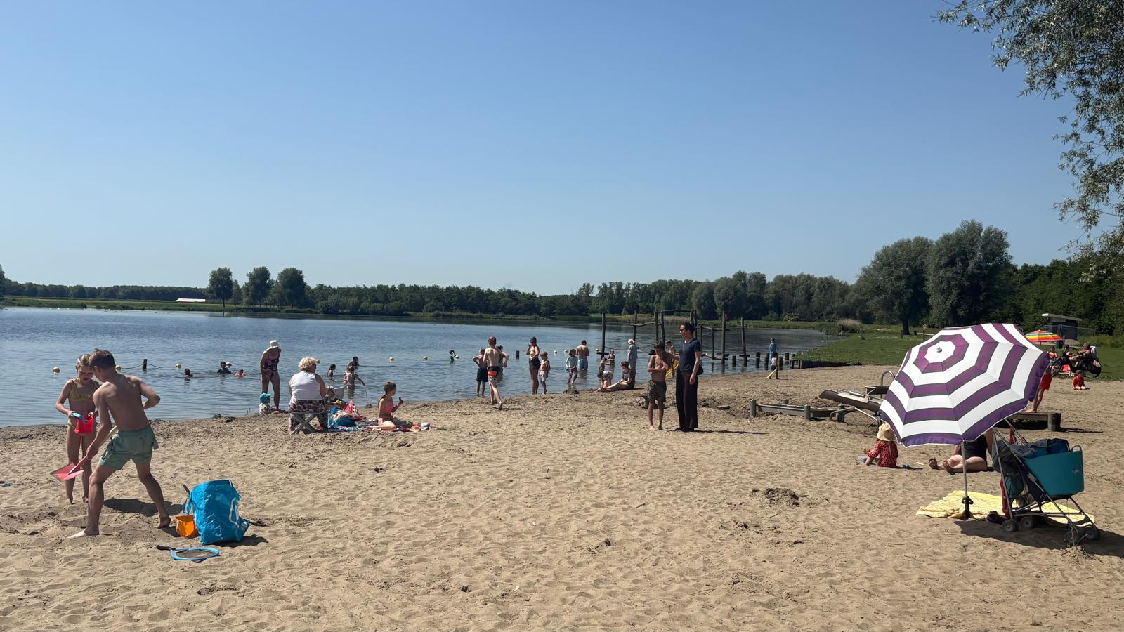 Zonnige dinsdagmiddag trekt bezoekers naar de Dobbeplas