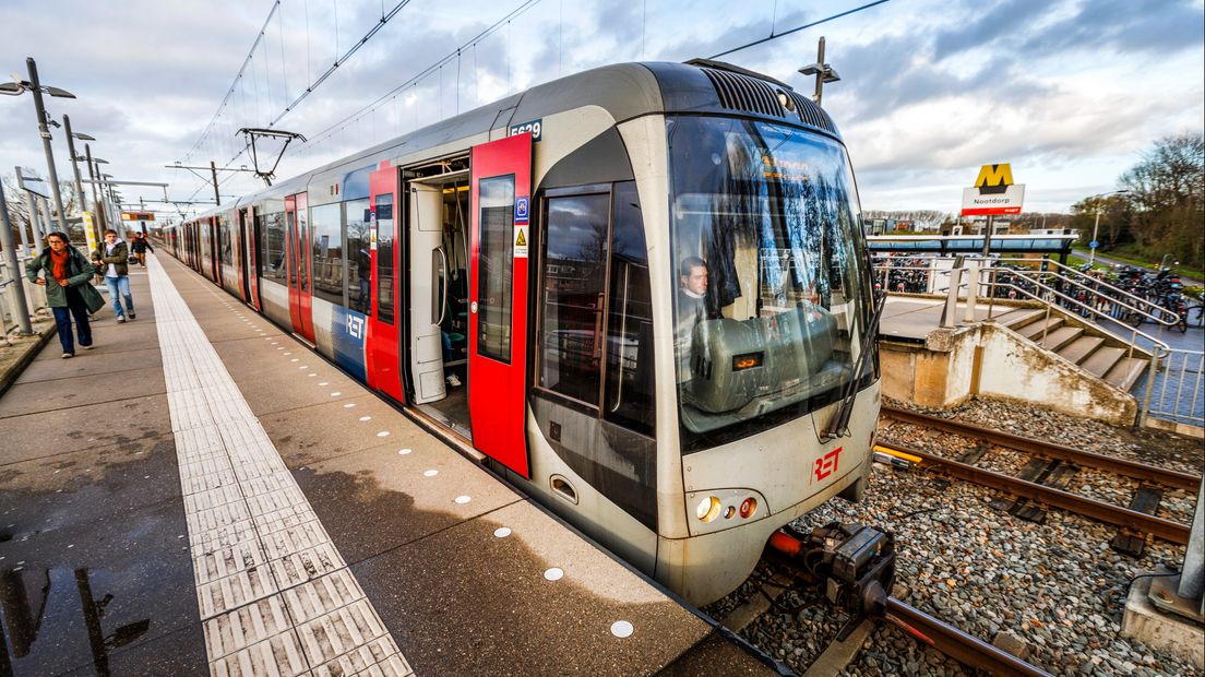 Grote vogel veroorzaakt noodstop van metro in Pijnacker