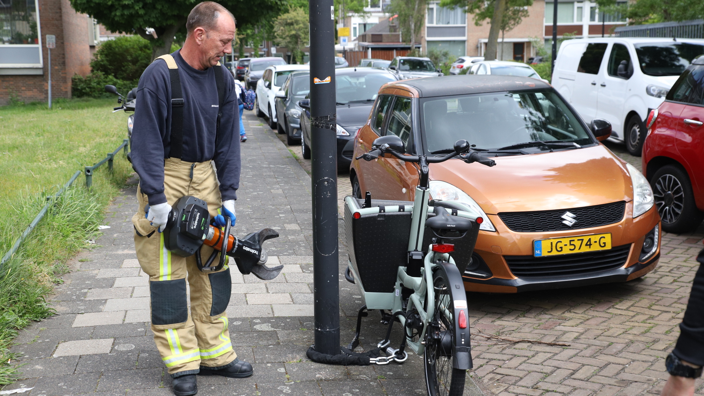 Bakfiets van 4.000 euro gestolen en vastgezet aan lantaarnpaal, brandweer knipt slot door