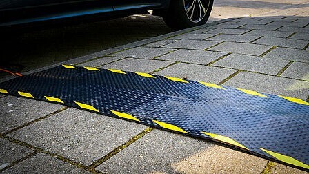 Kabelmat maakt laden elektrische auto mogelijk zonder oprit Kabelmat maakt laden elektrische auto mogelijk zonder oprit