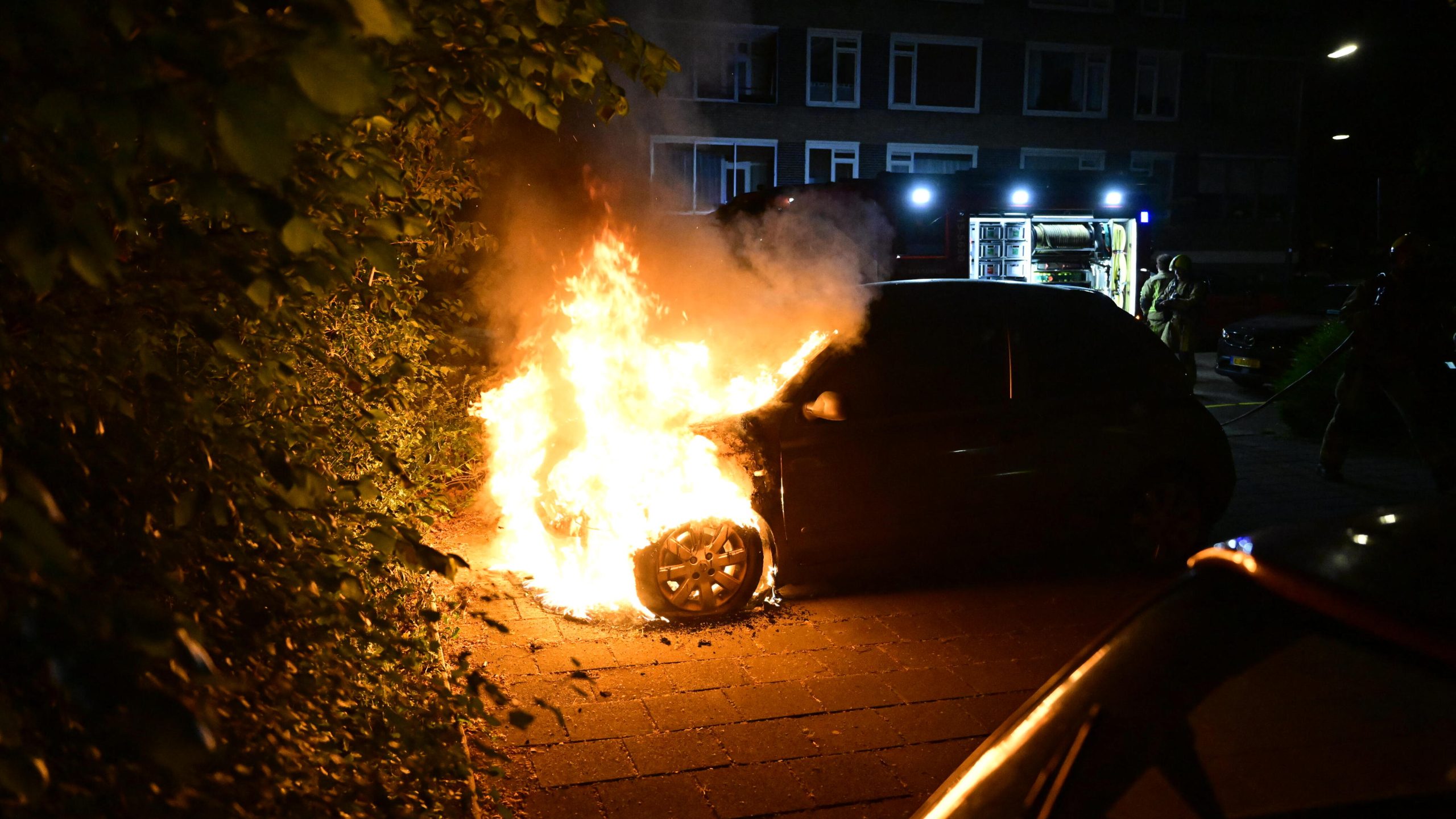 Vlammen slaan uit auto aan Minister Goeman Borgesiuslaan in Rijswijk