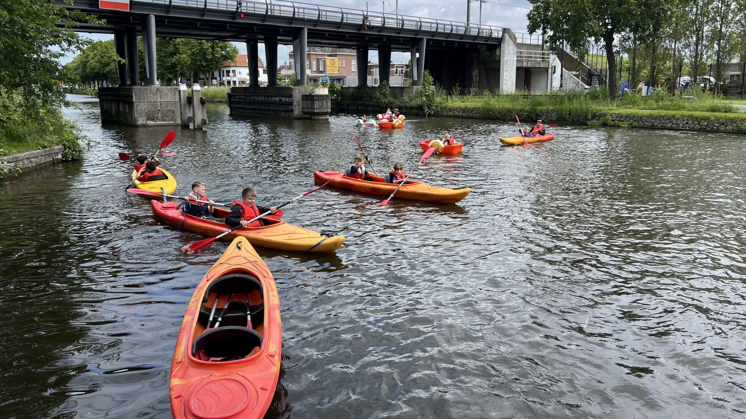 Scouting Hubertus-Brandaan opent Drakenburcht tijdens Lentefeest in Voorburg