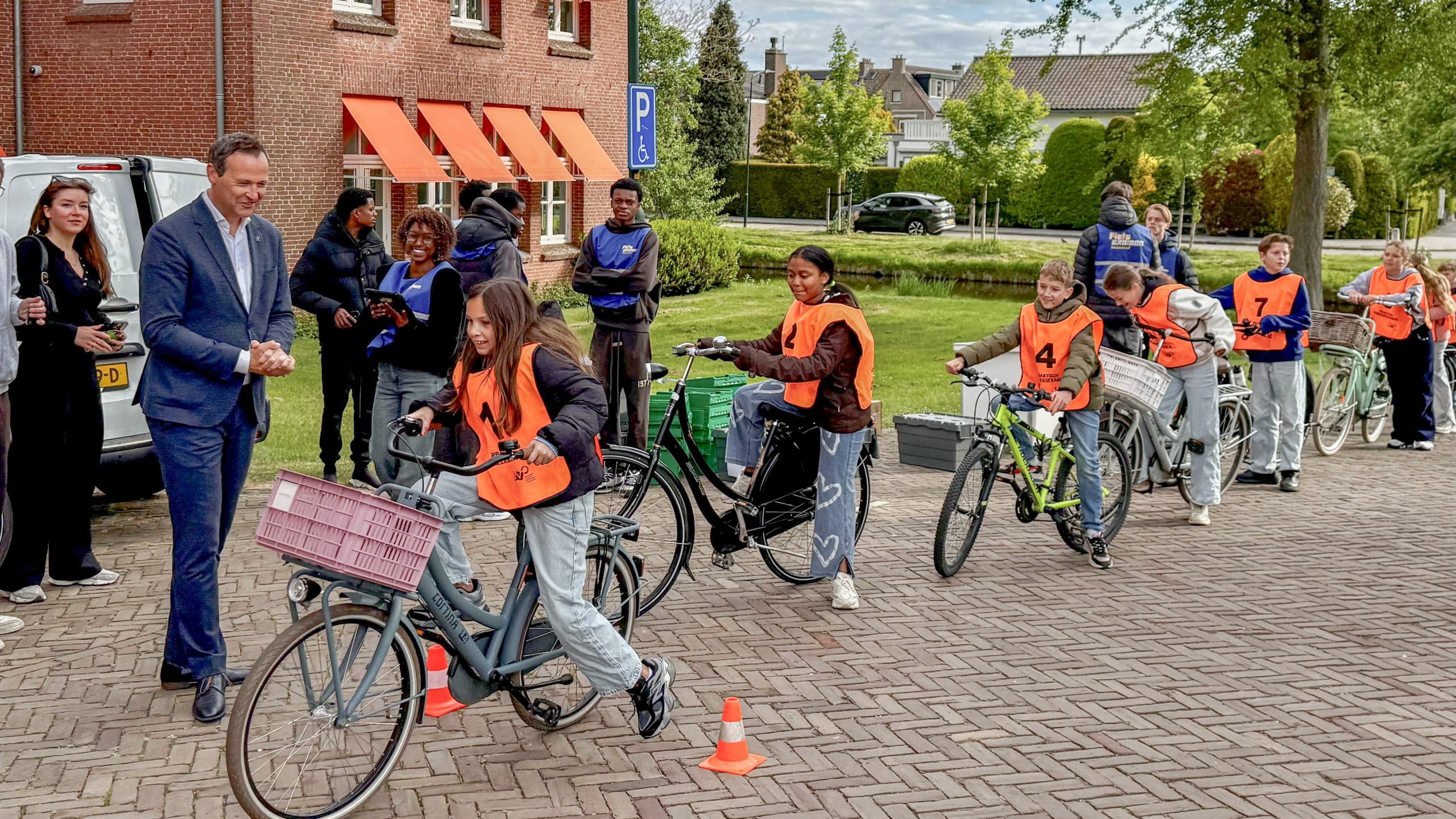 Groep 7-leerlingen doen praktisch verkeersexamen in Leidschendam-Voorburg