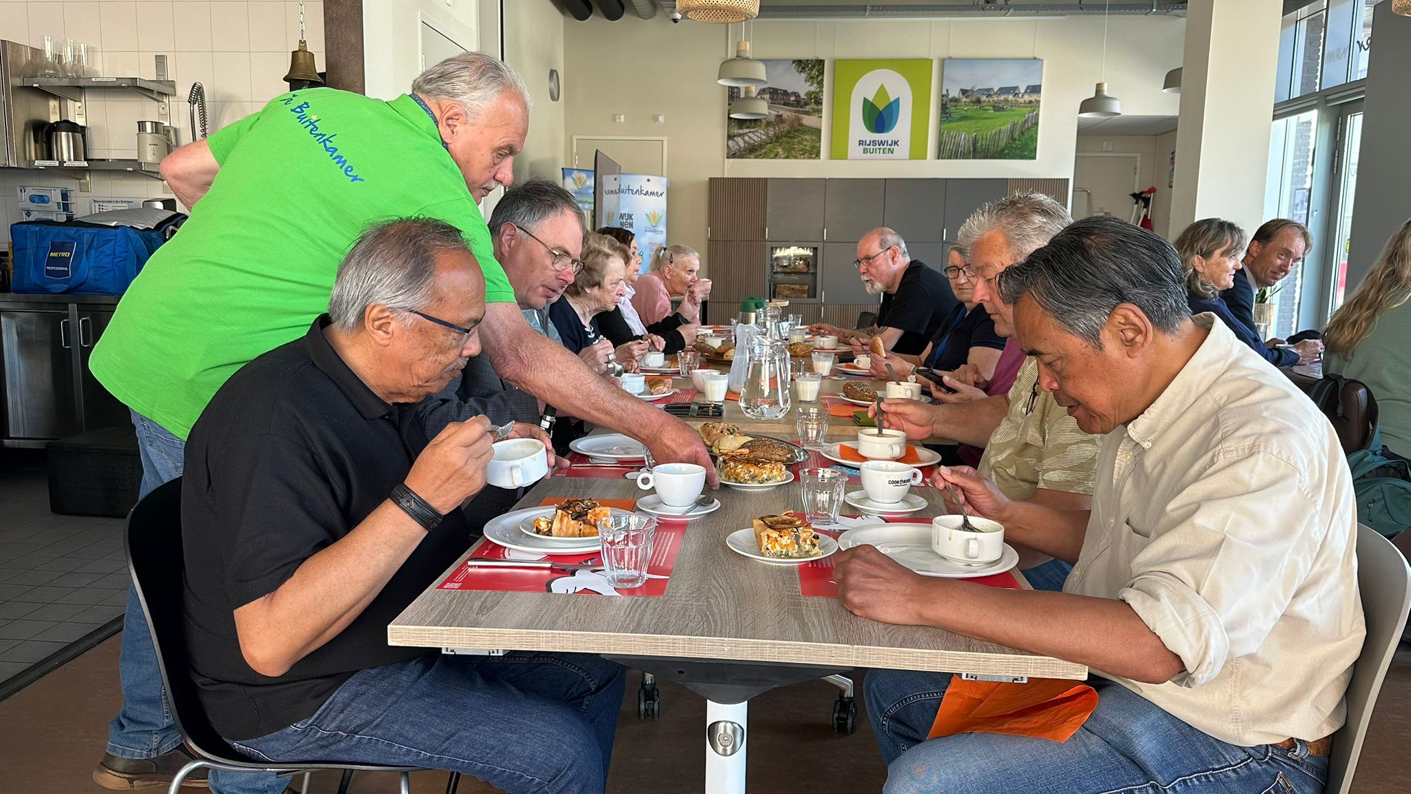 [VIDEO] Vrijheidslunch brengt buurt samen in Buitenkamer