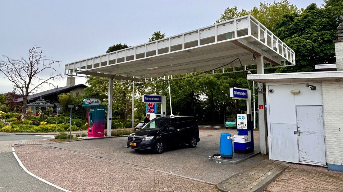 Tankstation TinQ in Nootdorp krijgt nieuw dak na maanden zonder overkapping