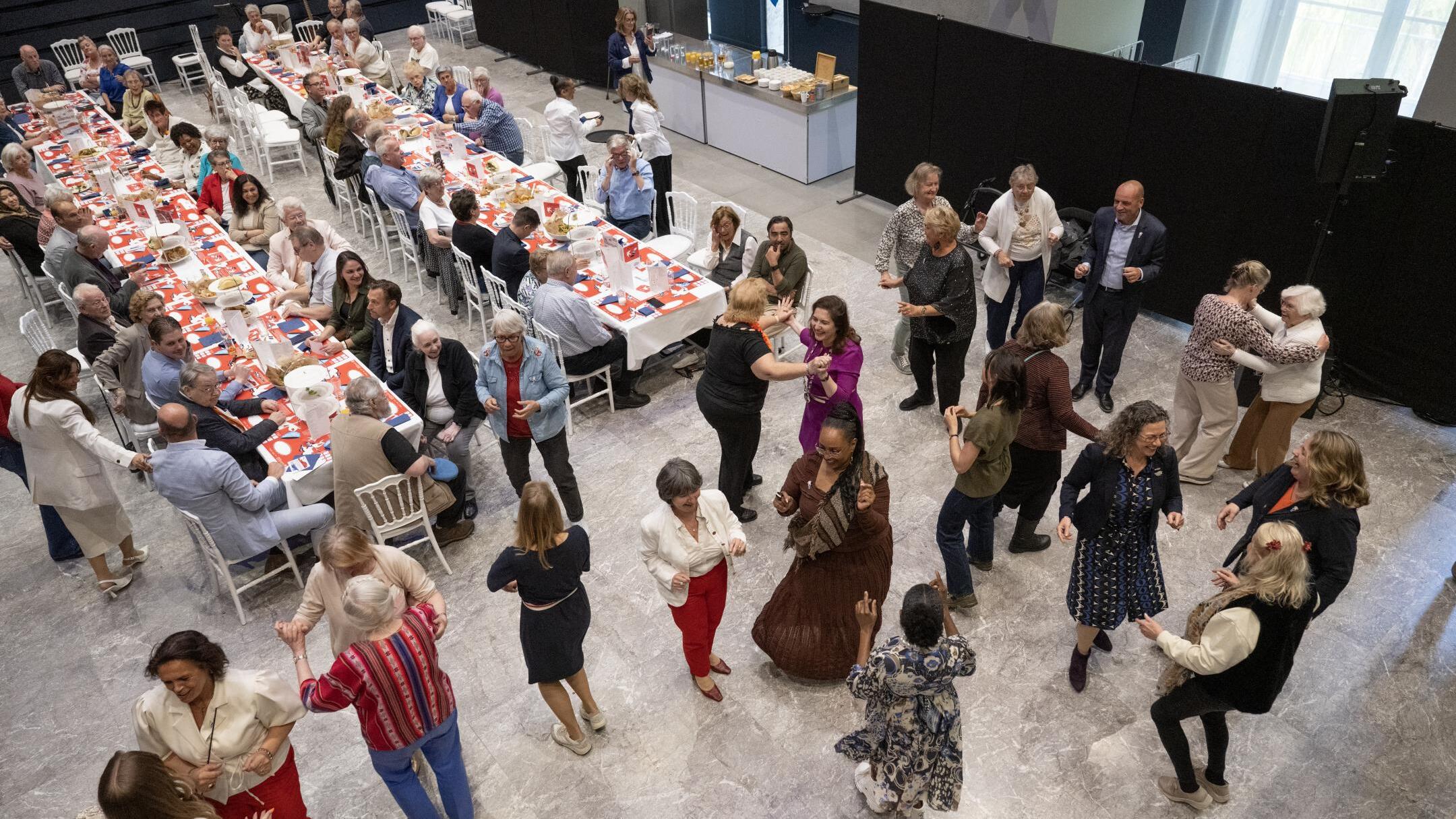 Vrijheidsmaaltijd brengt gesprekken en ontmoeting in Raadzaal