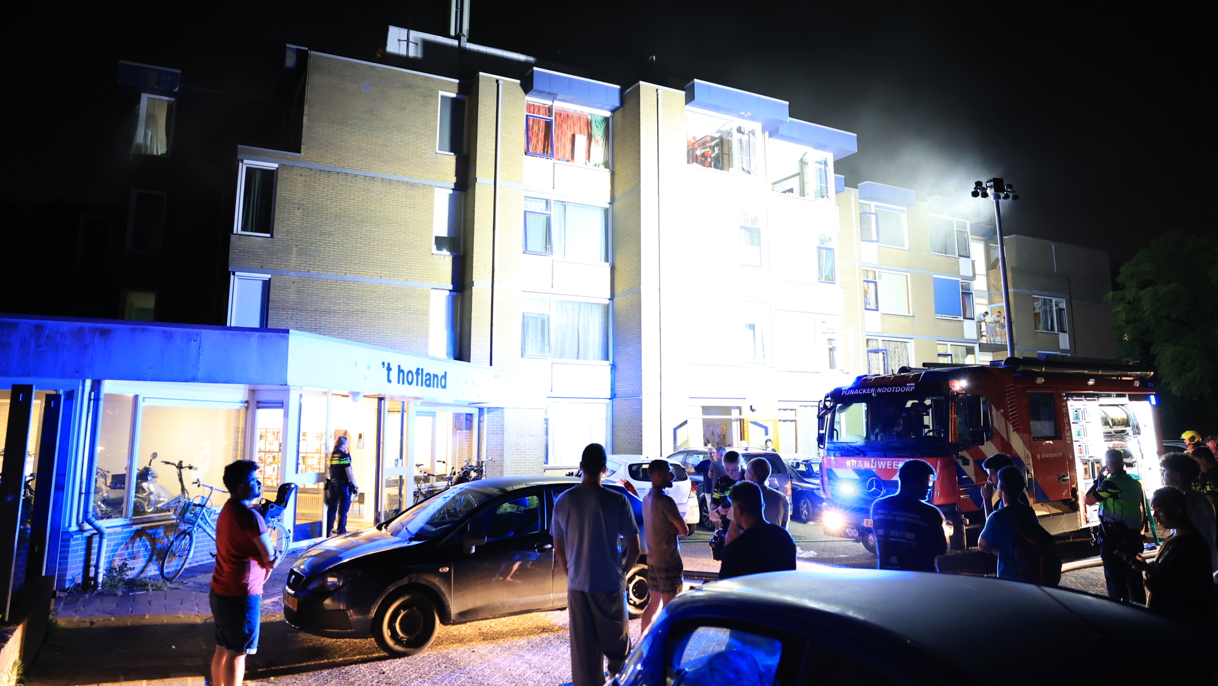 Tientallen bewoners op straat na felle woningbrand Oranjehof in Pijnacker