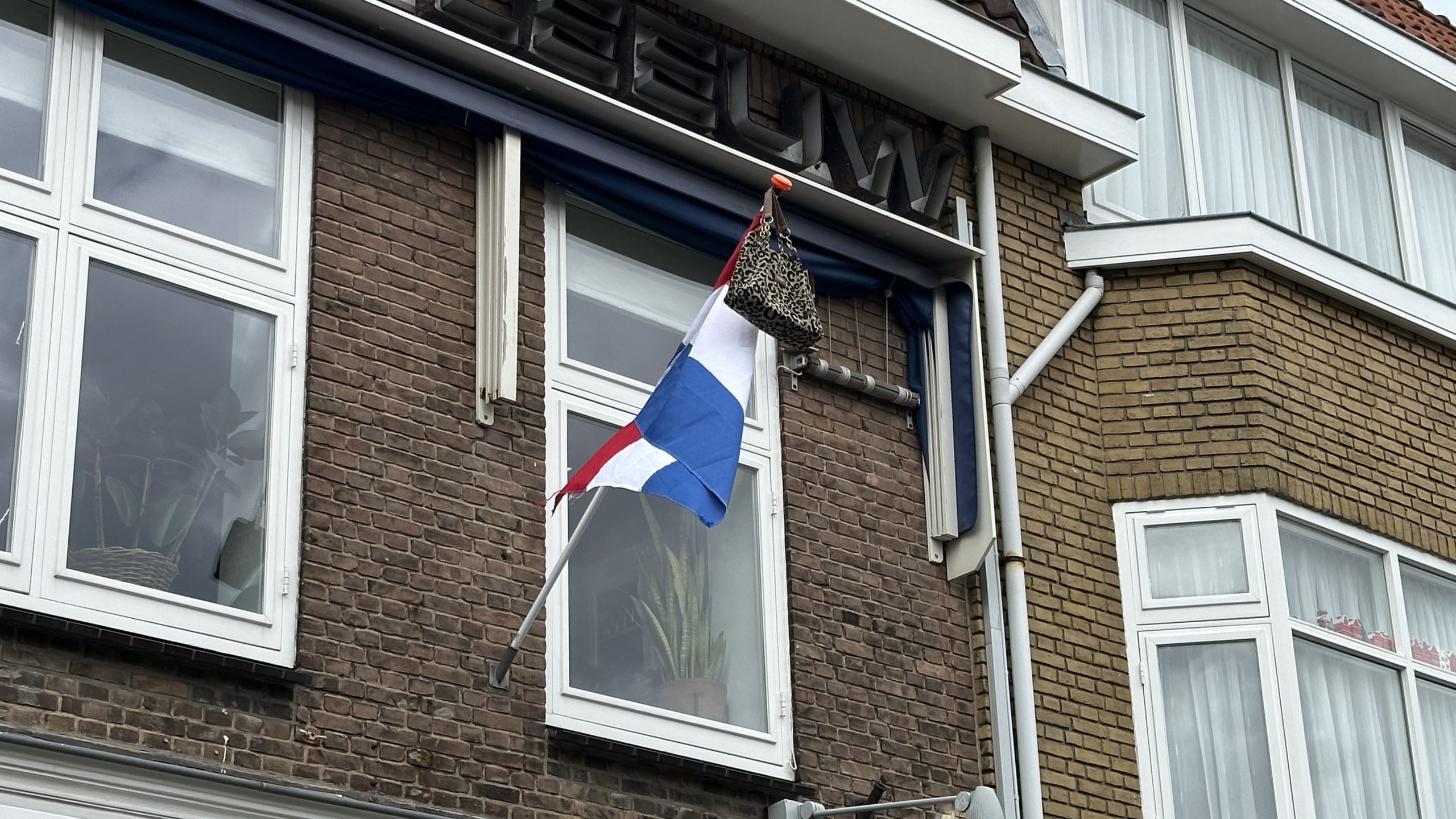 Straten vol met vlaggen en tassen: examenleerlingen geslaagd